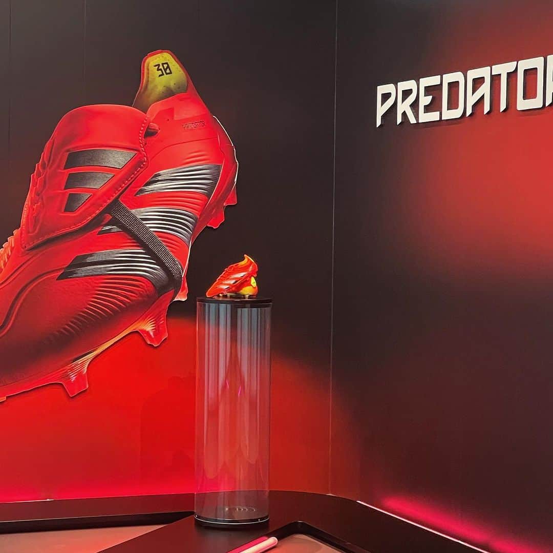 ゲキサカさんのインスタグラム写真 - (ゲキサカInstagram)「adidas AG 本社（ドイツヘルツォーゲンアウラハ）にてADIDAS PREDATORのイベントが行われた。 これは新しいスパイクの発表なのか、今話題の選手の登場があるのか。アディダスからの正式発表が待たれる。  #PR #adidas #predator #アディダス」12月13日 19時54分 - gekisaka