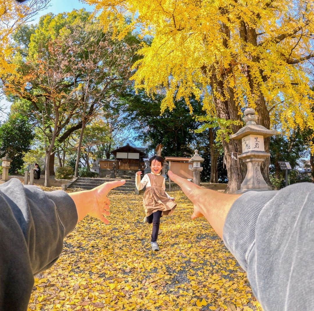 GoProのインスタグラム：「親子でテンションマックス！ 🍁🍂 美しい紅葉を背景に @uruma_428 の #GoProPOV 📷 ・ ・ ・ #GoPro #GoProJP #POV #紅葉 #秋 #京都 #親子 #家族 #TravelJapan #Kyoto」