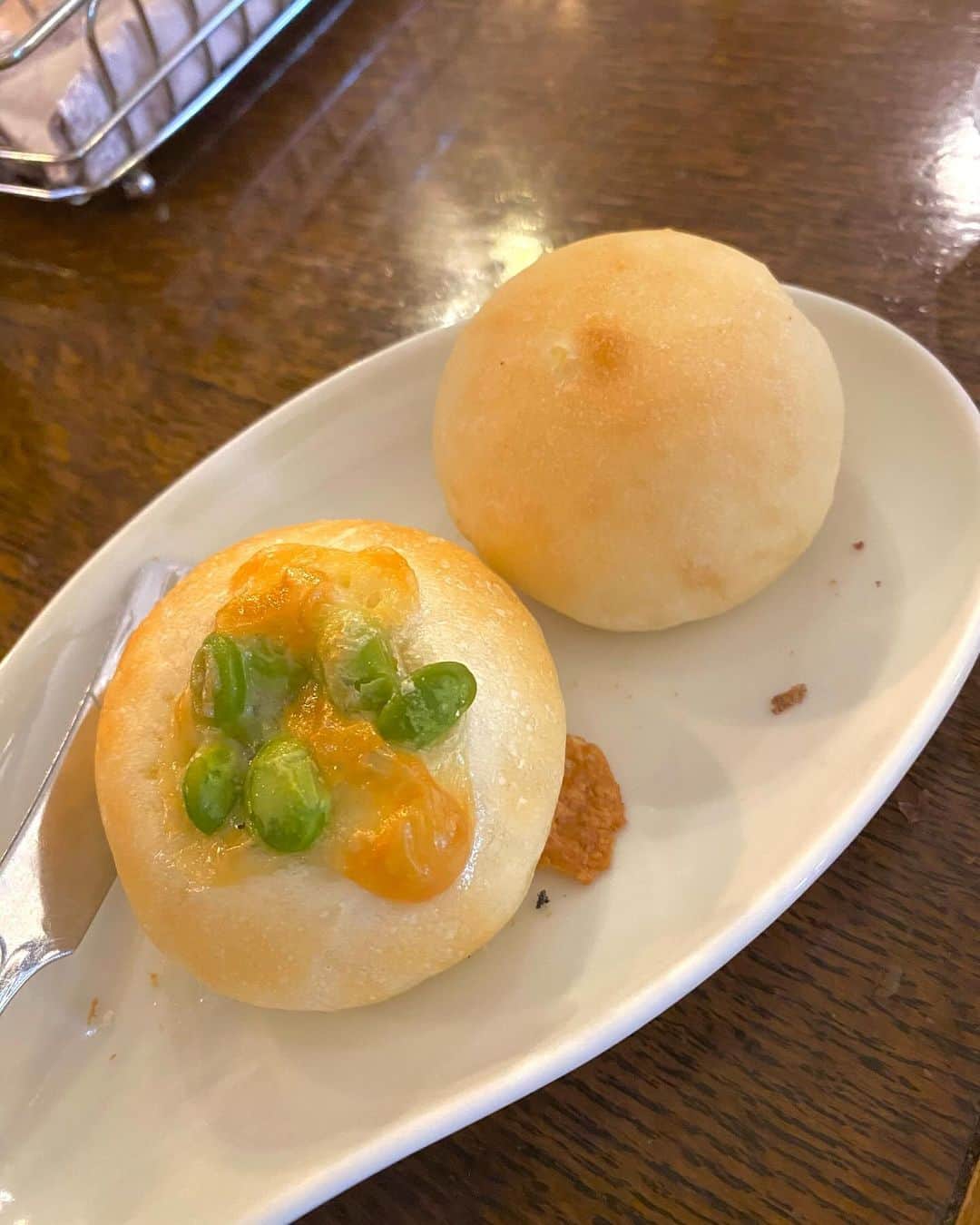 犬塚志乃さんのインスタグラム写真 - (犬塚志乃Instagram)「・ 焼きたてパンが食べ放題の @oldcoursecostarica さんのランチ🍽️💕  小さなパンを焼けるたびに 席まで運んできてくださいます🥐✨  おかず系のパンから甘いパンまで種類はいろいろ！ お店に行くタイミングやその日によって ラインナップはさまざまなので それも伺う時の楽しみのひとつ🥺✨  生パスタやデザートまでいただいて お腹いっぱい大満足😋  店内は広いのでベビーカーでも入れて とっても過ごしやすかったです🥹❣️ ・ ・ ・ #オールドコースこすたりか #こすたりか #豊橋ランチ #豊橋ディナー #愛知ランチ #愛知ディナー #東三河ランチ #三河ランチ #東三河ディナー #三河ディナー #豊橋イタリアン #豊橋子連れランチ #子連れランチ愛知 #愛知イタリアン #焼きたてパン #豊橋パン屋 #豊橋ママ #愛知ママ #新米ママ #赤ちゃんのいる暮らし #赤ちゃんのいる生活 #ランチ #instafood #lunch #instagood」12月13日 19時59分 - inuaya_42