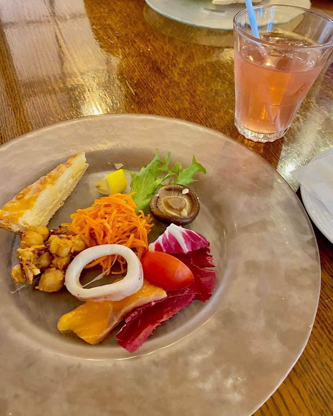 犬塚志乃さんのインスタグラム写真 - (犬塚志乃Instagram)「・ 焼きたてパンが食べ放題の @oldcoursecostarica さんのランチ🍽️💕  小さなパンを焼けるたびに 席まで運んできてくださいます🥐✨  おかず系のパンから甘いパンまで種類はいろいろ！ お店に行くタイミングやその日によって ラインナップはさまざまなので それも伺う時の楽しみのひとつ🥺✨  生パスタやデザートまでいただいて お腹いっぱい大満足😋  店内は広いのでベビーカーでも入れて とっても過ごしやすかったです🥹❣️ ・ ・ ・ #オールドコースこすたりか #こすたりか #豊橋ランチ #豊橋ディナー #愛知ランチ #愛知ディナー #東三河ランチ #三河ランチ #東三河ディナー #三河ディナー #豊橋イタリアン #豊橋子連れランチ #子連れランチ愛知 #愛知イタリアン #焼きたてパン #豊橋パン屋 #豊橋ママ #愛知ママ #新米ママ #赤ちゃんのいる暮らし #赤ちゃんのいる生活 #ランチ #instafood #lunch #instagood」12月13日 19時59分 - inuaya_42