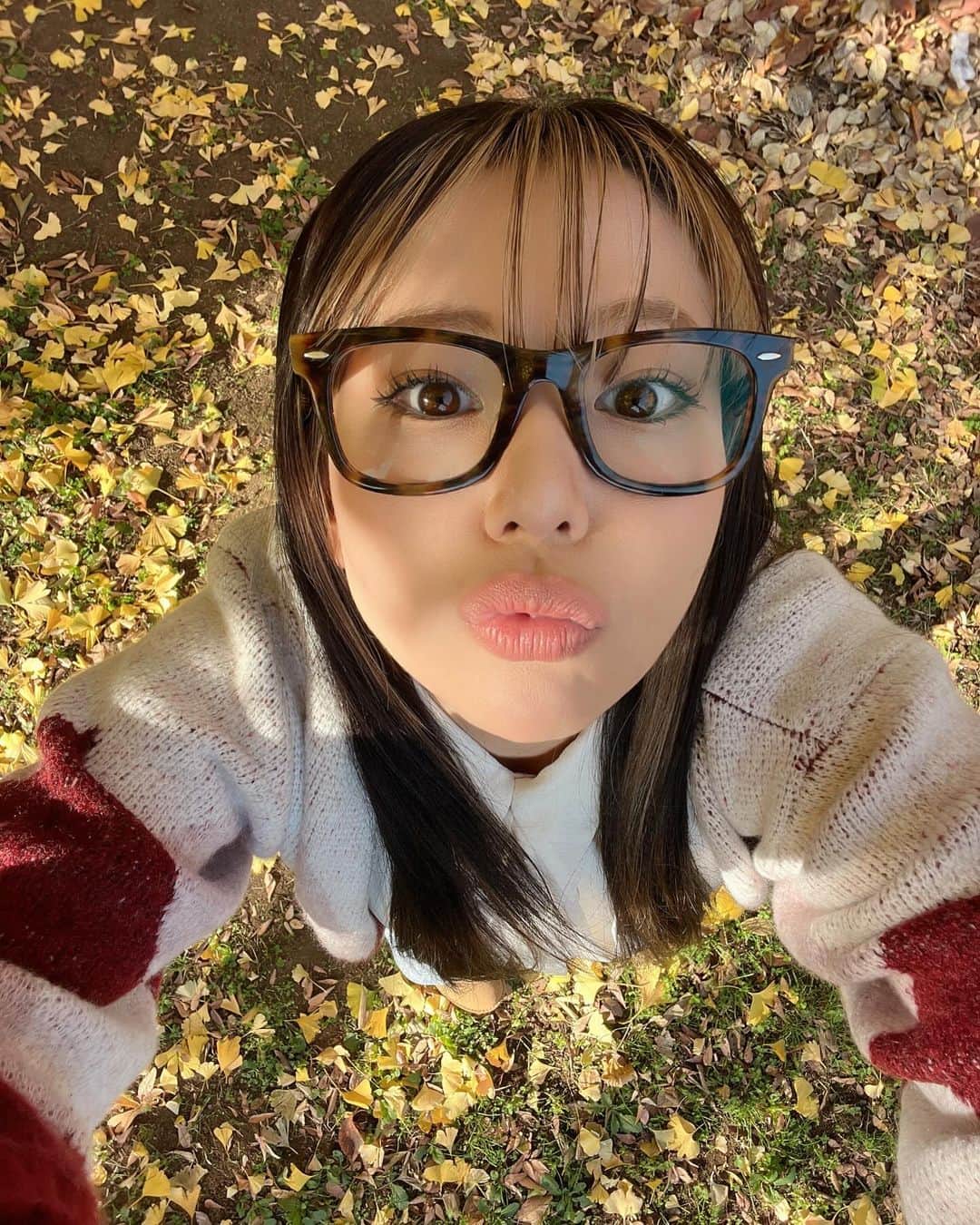 希帆のインスタグラム：「おさんぽDAY🧡🐕🍁 テーマ🍁 鶴見のテイラースイフト🍂🎤  犬 @satomi_shigemori  服 @newerajapan  靴 @eyarn.jp  ズボン @afgkコラボ　 メガネ @rayban」