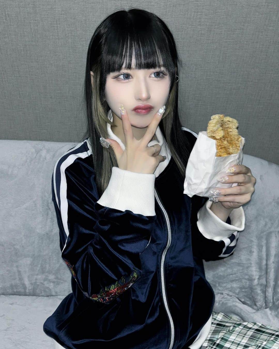 狐波ろんさんのインスタグラム写真 - (狐波ろんInstagram)「@chukatabetai さんのお洋服可愛すぎてやばい一軍決定🥟🥡👲  右手側の刺繍ドラゴンなんだけどろんさんは左腕にドラゴンのタトゥー入ってるのでなんかるんるん🐉ᐡ ̳ᴗ ̫ ᴗ ̳ᐡ  . #pr #チュウカタベタイ」12月13日 20時08分 - ron_konami