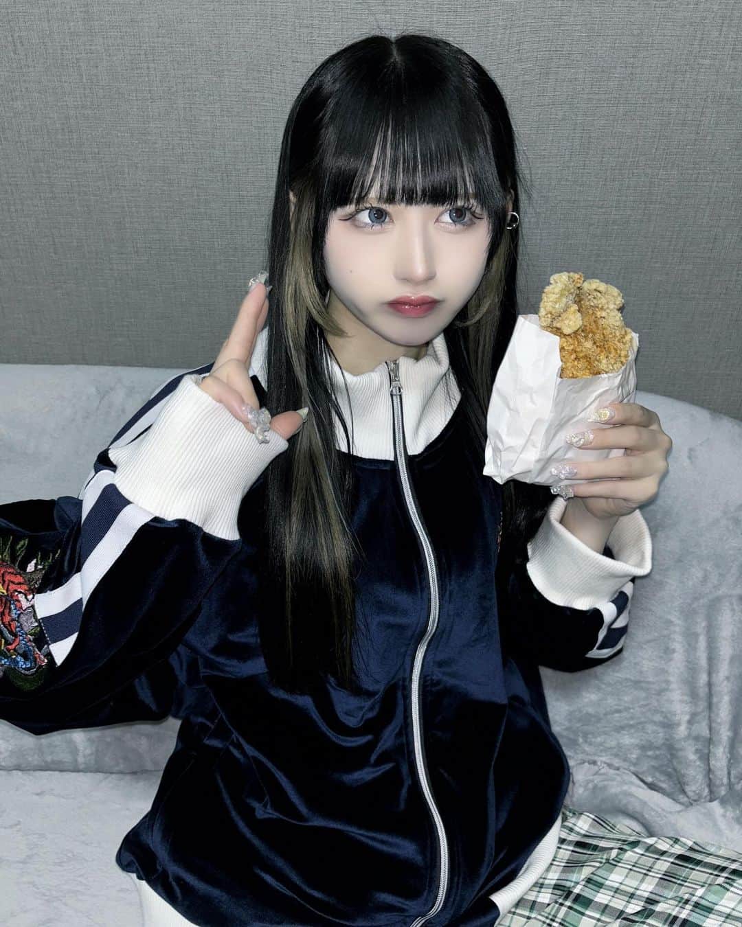狐波ろんさんのインスタグラム写真 - (狐波ろんInstagram)「@chukatabetai さんのお洋服可愛すぎてやばい一軍決定🥟🥡👲  右手側の刺繍ドラゴンなんだけどろんさんは左腕にドラゴンのタトゥー入ってるのでなんかるんるん🐉ᐡ ̳ᴗ ̫ ᴗ ̳ᐡ  . #pr #チュウカタベタイ」12月13日 20時08分 - ron_konami