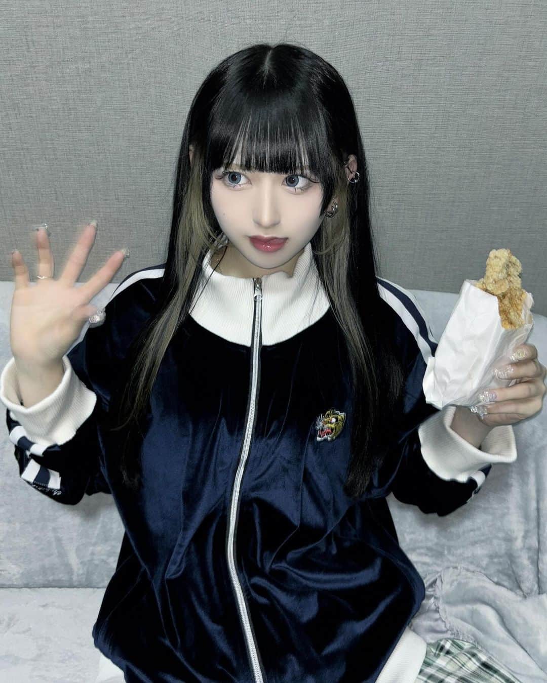 狐波ろんさんのインスタグラム写真 - (狐波ろんInstagram)「@chukatabetai さんのお洋服可愛すぎてやばい一軍決定🥟🥡👲  右手側の刺繍ドラゴンなんだけどろんさんは左腕にドラゴンのタトゥー入ってるのでなんかるんるん🐉ᐡ ̳ᴗ ̫ ᴗ ̳ᐡ  . #pr #チュウカタベタイ」12月13日 20時08分 - ron_konami