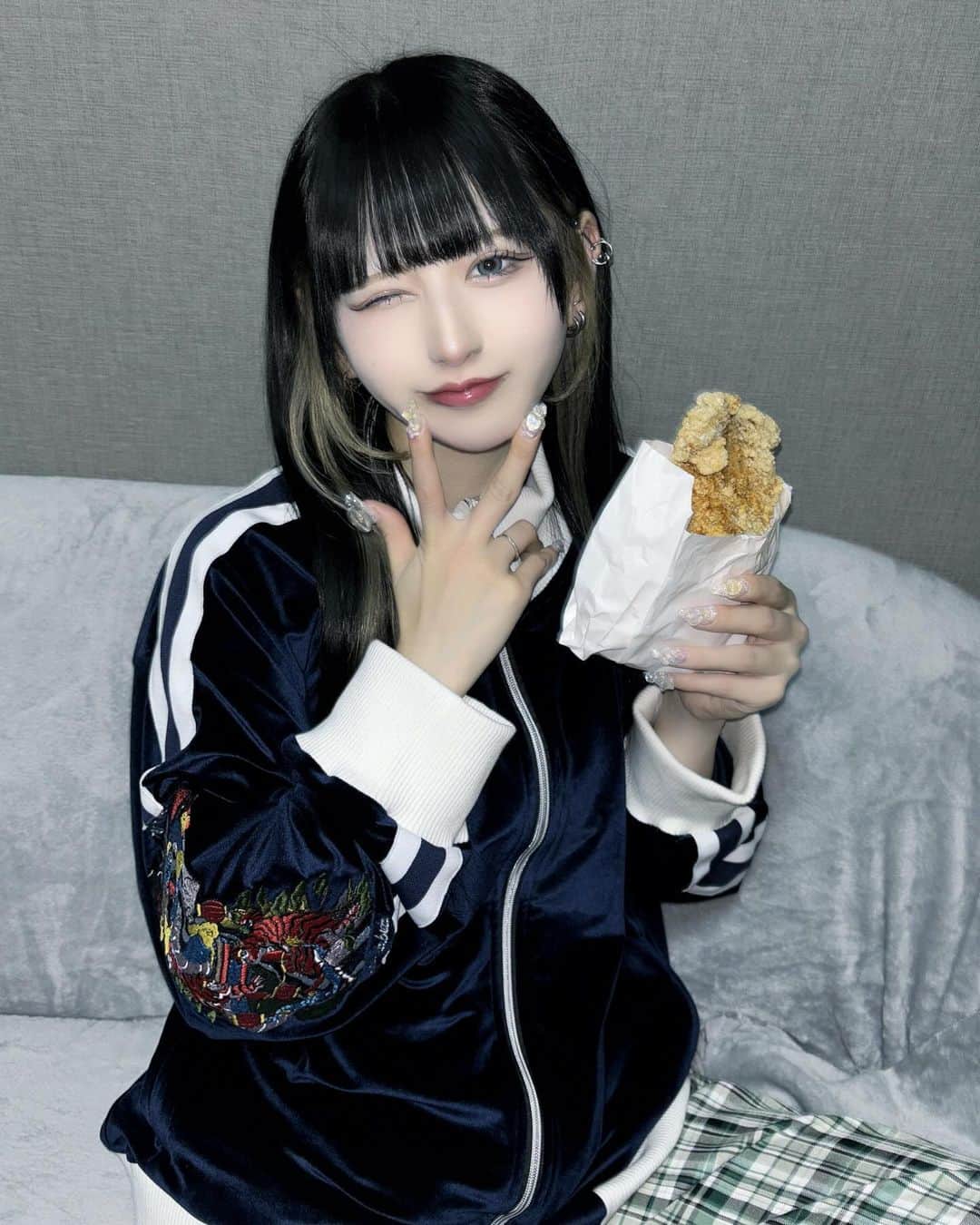狐波ろんさんのインスタグラム写真 - (狐波ろんInstagram)「@chukatabetai さんのお洋服可愛すぎてやばい一軍決定🥟🥡👲  右手側の刺繍ドラゴンなんだけどろんさんは左腕にドラゴンのタトゥー入ってるのでなんかるんるん🐉ᐡ ̳ᴗ ̫ ᴗ ̳ᐡ  . #pr #チュウカタベタイ」12月13日 20時08分 - ron_konami