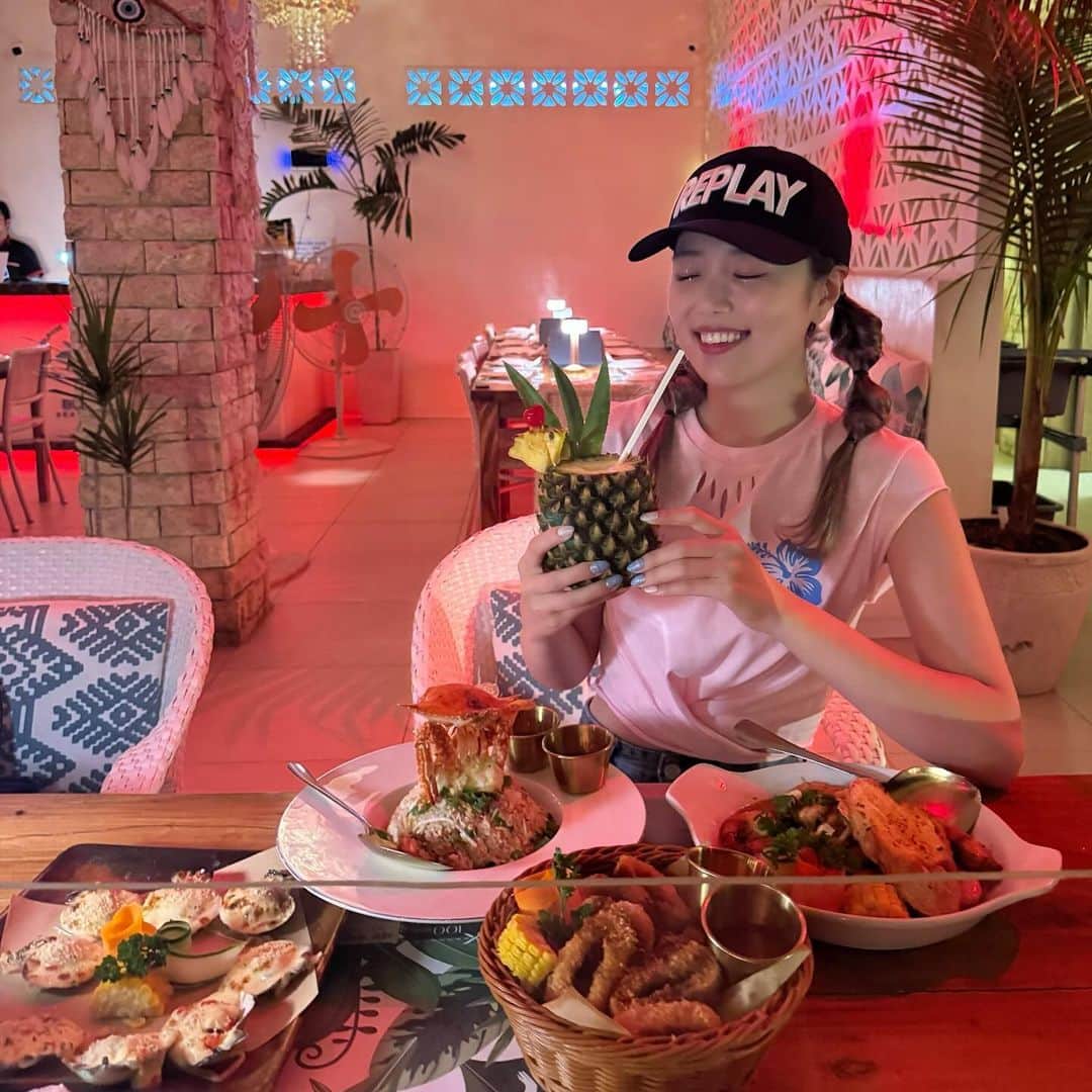 高橋紫微のインスタグラム：「セブ島でGetしたTシャツ着てた日♡ その場で店員さんがハサミでカットしてくれるの😳！ . #suaitravel」