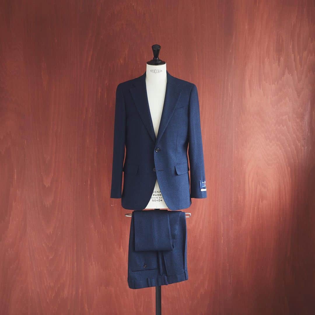 SUIT SELECT スーツセレクトさんのインスタグラム写真 - (SUIT SELECT スーツセレクトInstagram)「【スタッフの中でも根強い人気の「ゼニアスーツ」】 SUIT SELECTが数多く扱っている ゼニアのスーツの中でも一級品のスーツ。 イタリア生地でありながら 英国的な千鳥柄というのがポイント。 お客様から「良いスーツ着てるね」と言われるスーツ、 とスタッフの中でも根強い人気。 ・ 1,2枚目 パープルのシャツとソックスをリンクさせています。 足元は英国メイドのウイングタッセル。 英国的なエッセンスをカラーと足元で表現しています。 ・ SUIT ¥55,000(税込) ・ 名品特集ページはこちらから https://www.suit-select.com/masterpiece/ ・ ・ ・ #suit #スーツ #suitselect #スーツセレクト #スーツのある日常 #名品 ・ #ビジネス #メンズ #メンズファッション #メンズコーデ #アイテム #おすすめ #おすすめコーデ #スタッフコーデ #スタッフ #スタッフおすすめ #ショップスタッフ #ゼニア ・  #business #fashion #mens #mensfashion #menscode #menswear #item #recommend #staff #staffcode #shopstaff #zegna」12月13日 20時02分 - suitselect_japan_official