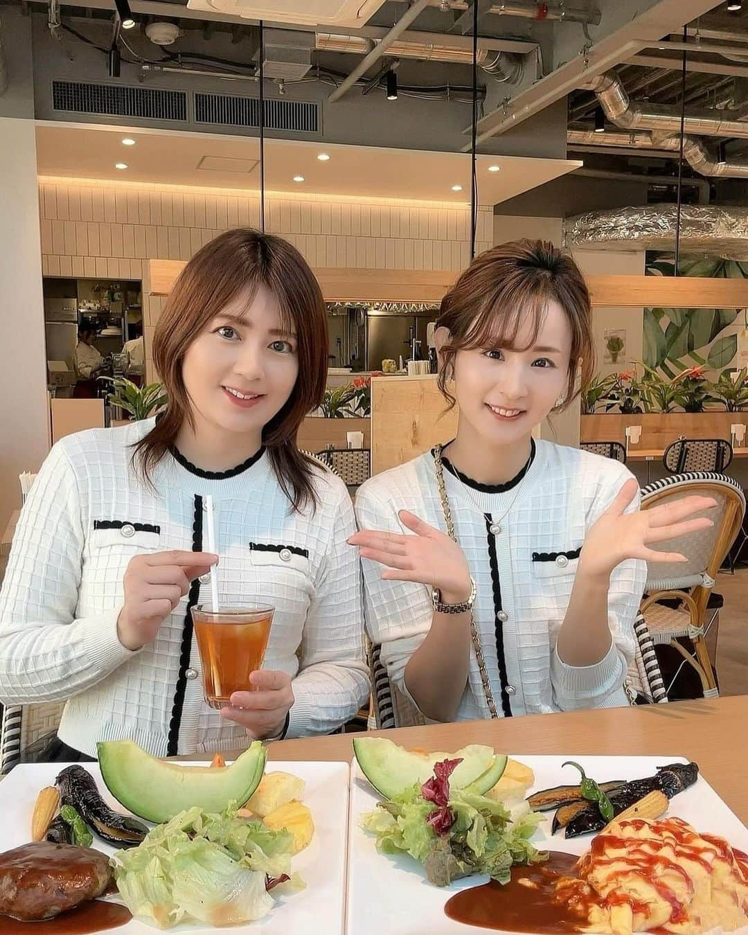 花清まゆこさんのインスタグラム写真 - (花清まゆこInstagram)「@tanakakaorin  と、 原宿ランチ🍽️  次回は、ケーキ食べたいなぁ🍰✨  ディオールのポップアップや、  新しくできた、 PRADA beautyものぞいてきました💄🛍️  #原宿 #原宿カフェ  #原宿ランチ  #原宿グルメ  #harajuku  #withharajuku  #果実園リーベル  #おそろコーデ  #双子コーデ  #dior  #prada」12月13日 20時02分 - mayuusa610