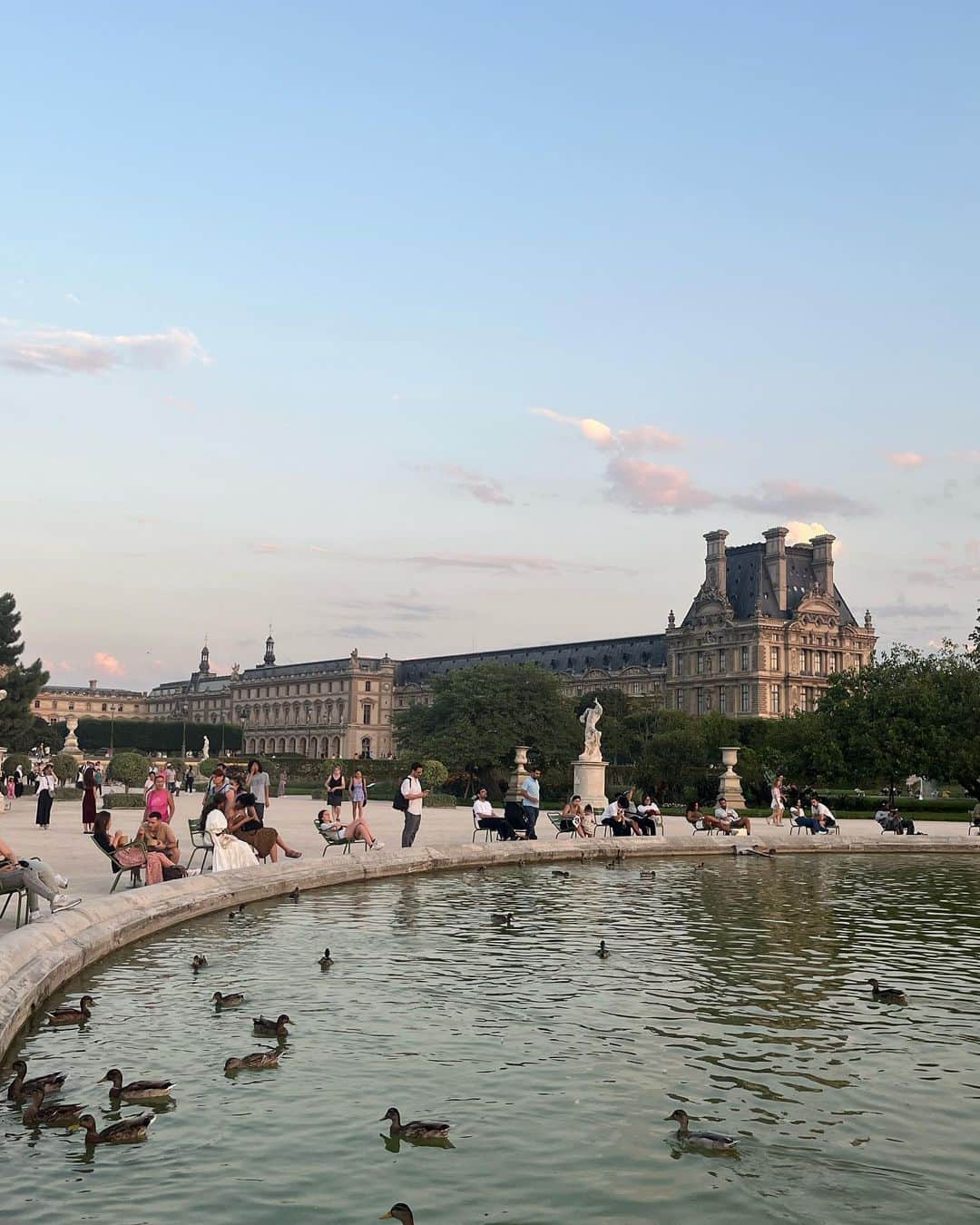 渡辺梨加さんのインスタグラム写真 - (渡辺梨加Instagram)「パリのお気に入りの公園⛲️  椅子の角度が絶妙で気持ちよかった🫠  #paris」12月13日 20時03分 - watanabe.rika.official