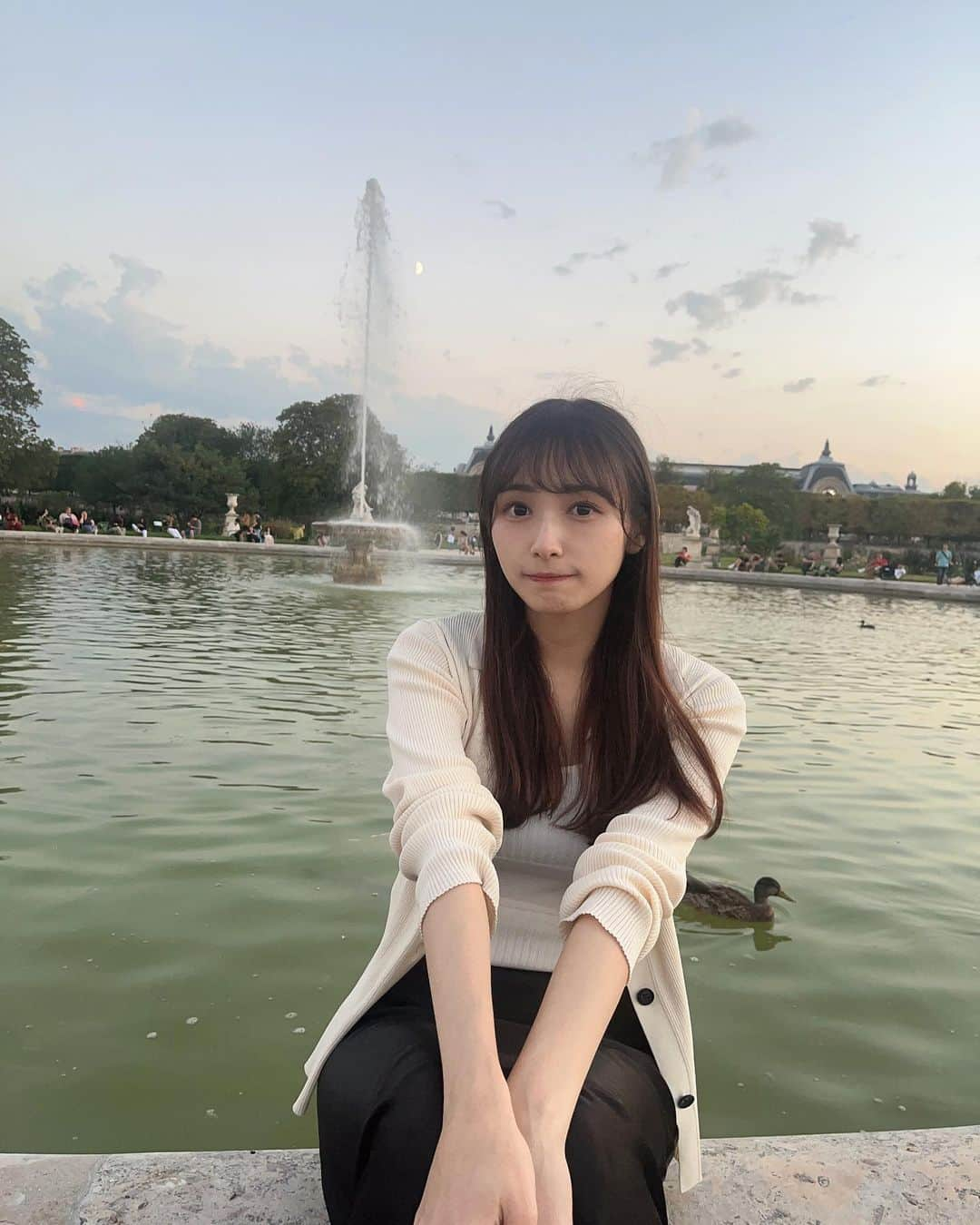 渡辺梨加さんのインスタグラム写真 - (渡辺梨加Instagram)「パリのお気に入りの公園⛲️  椅子の角度が絶妙で気持ちよかった🫠  #paris」12月13日 20時03分 - watanabe.rika.official