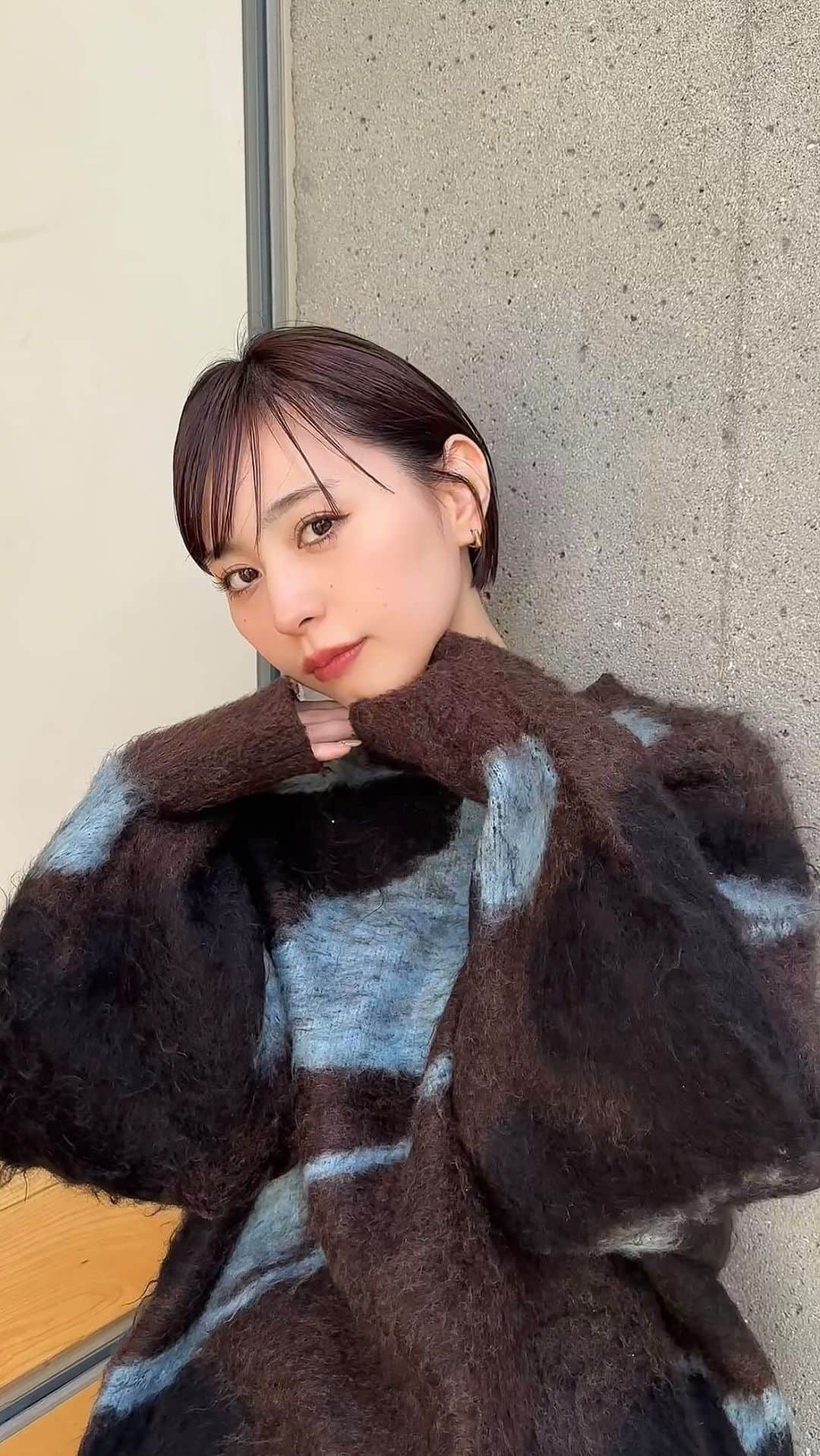 MIORIのインスタグラム：「New me👁️🤍  パープルとピンクとブラウンを混ぜたカラー！だったと思う！笑 色落ちも綺麗そうで良き良き🫶  ちょっとずつ髪の毛を伸ばしていってミニボブっぽくなってきたかしら...？☺️  ・ ・ ・ #パープルカラー#冬カラー#ハイトーンカラー#ミニボブ #ショートヘア#ショートカット」