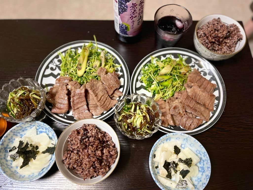 伊織涼子のインスタグラム：「#伊織飯  そして今夜の晩御飯 かおちゃんと❤️  #仙台  #牛タン 肉厚で めっちゃ柔らかくて 美味しすぎます😊」