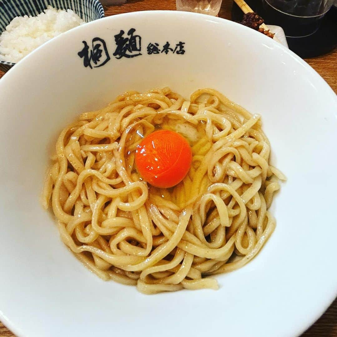 入江悠のインスタグラム：「十三の名店へ。 麺も最高に美味しかったんですが 店を出ると不意の雨。 傘どうぞ持って帰ってください。 店員さんが素晴らしいです。 優しいのが一番の味。」