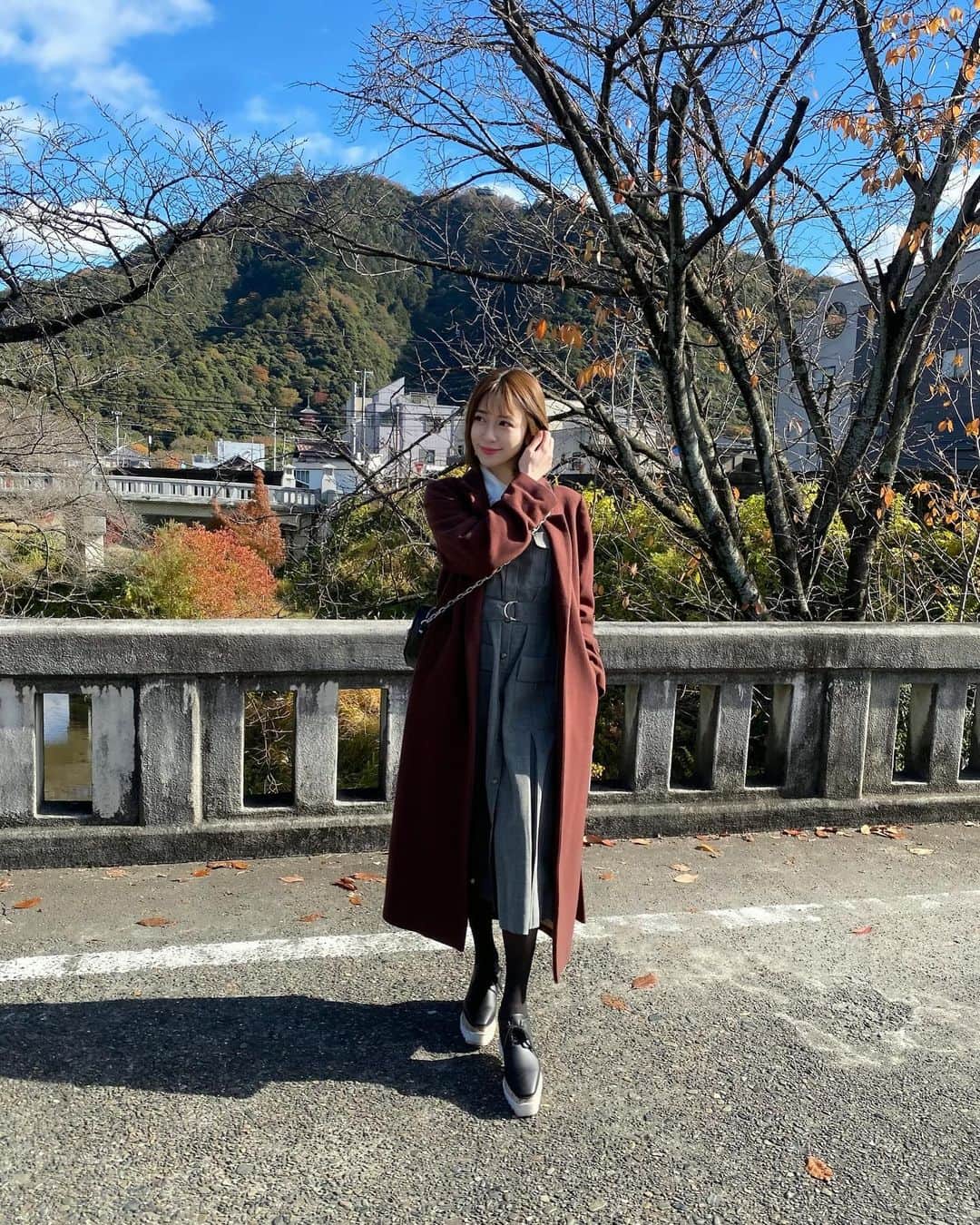 新部宏美のインスタグラム：「🍁 🧥… @casa_fline  👗… @grace_continental.div  👞… @stellamccartney  👜… @grl_official   この時期大活躍するフェイクタイツ🫶🏻 しっかり温かいのに20デニールに見える神アイテム！ 今年もsold outの予感！！！」