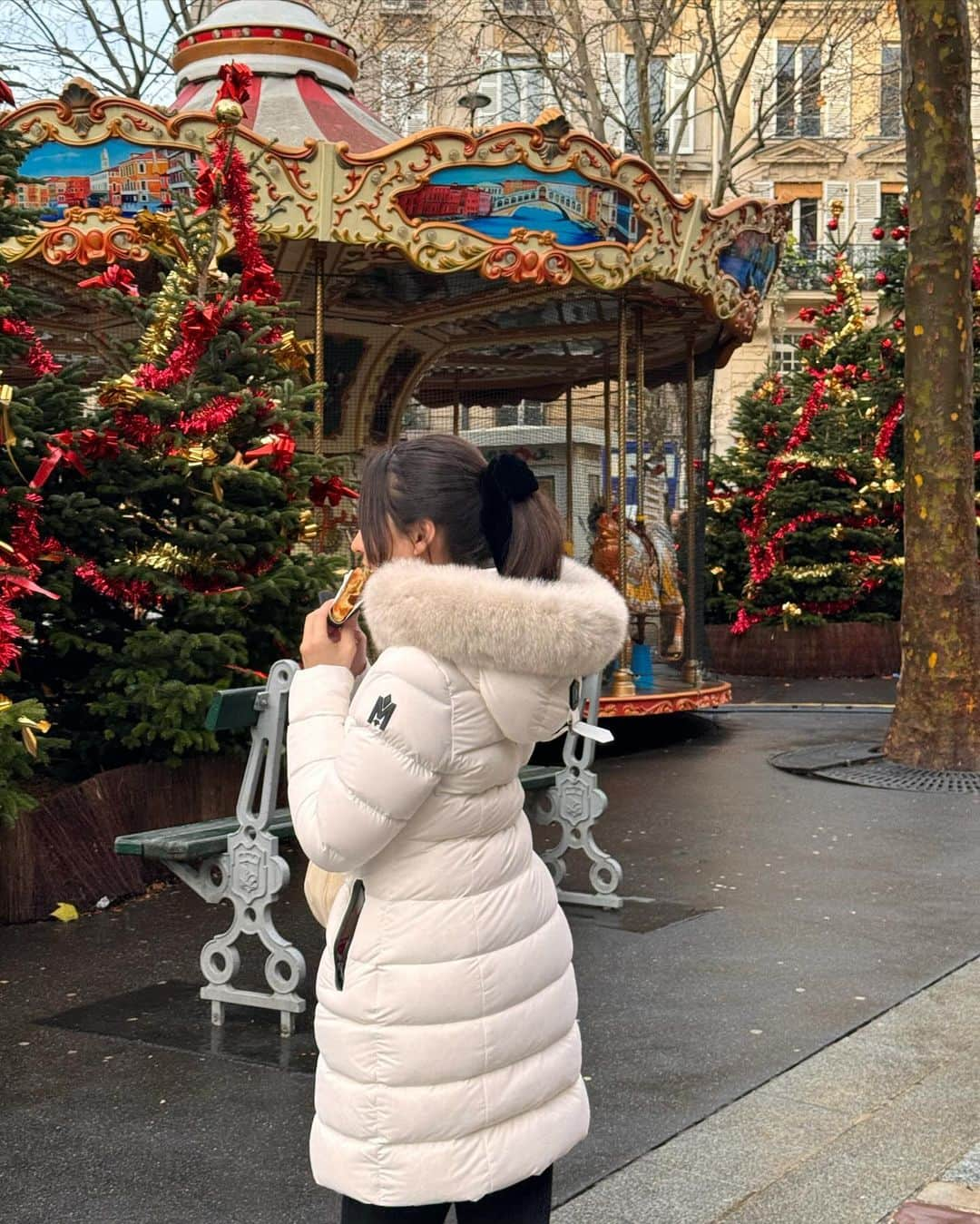 山賀琴子のインスタグラム：「Paris🇫🇷  お姉ちゃんと久しぶりの旅行✈️ 東京よりはるかに寒いけど、サクレクール寺院の階段を上り終える頃には暑くなってアウター脱いだ🥵」