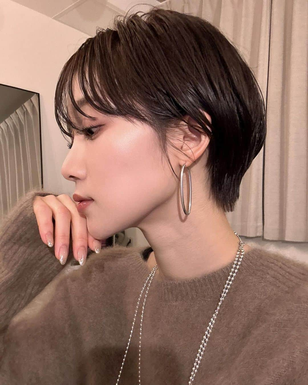 金澤楓さんのインスタグラム写真 - (金澤楓Instagram)「New hair✂︎  タートルもスッキリと襟足短く🫢 カラーはモカブラウンだそうです🤎  #美容室納め#かえでヘア#hairstyle#ショートヘア」12月13日 20時06分 - kae_o51o