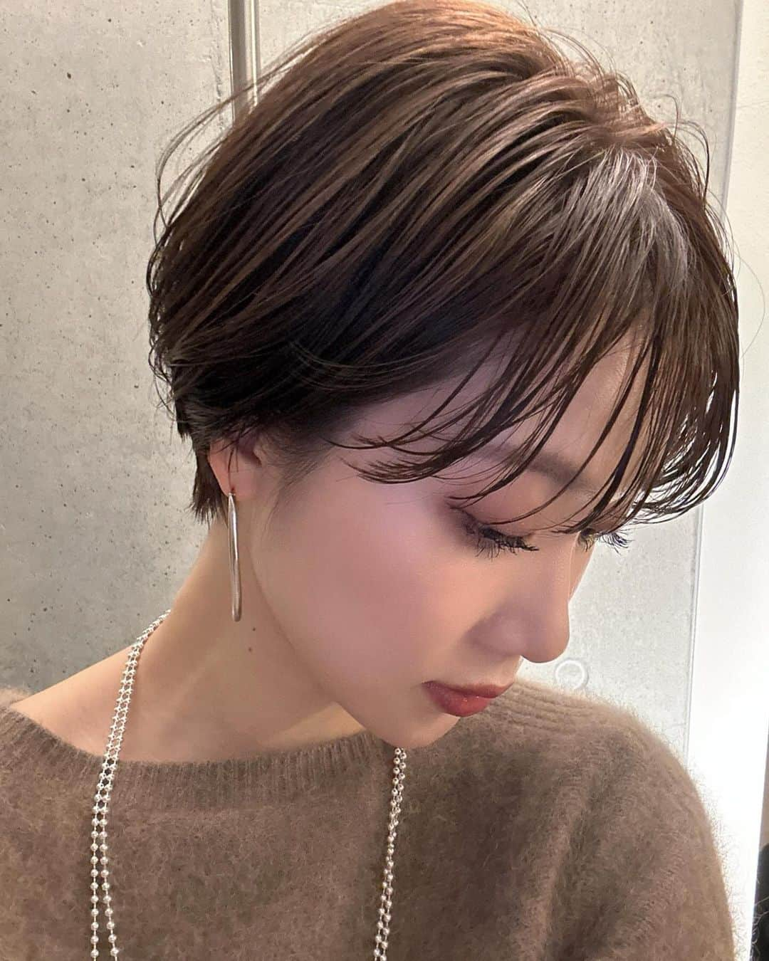 金澤楓さんのインスタグラム写真 - (金澤楓Instagram)「New hair✂︎  タートルもスッキリと襟足短く🫢 カラーはモカブラウンだそうです🤎  #美容室納め#かえでヘア#hairstyle#ショートヘア」12月13日 20時06分 - kae_o51o