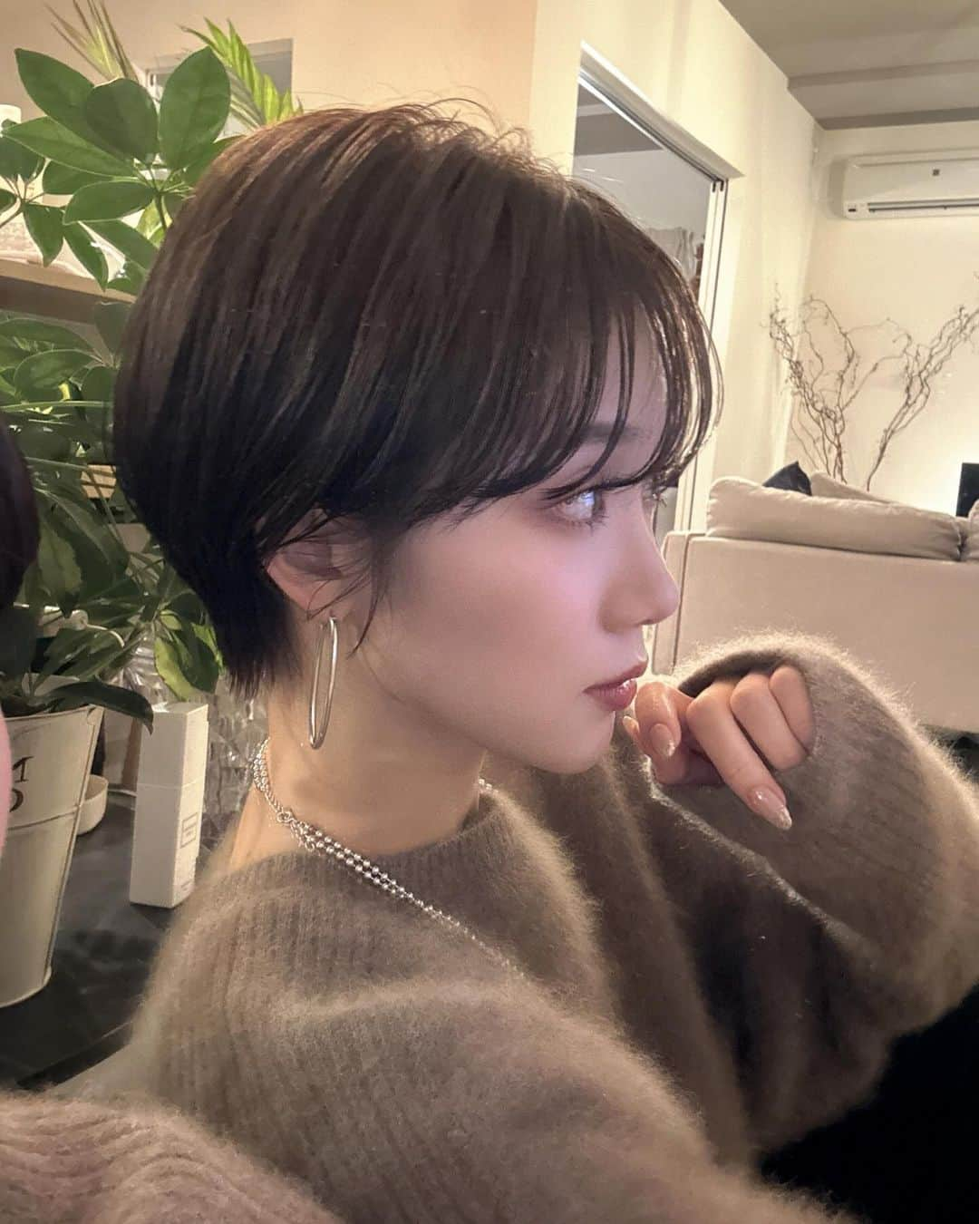 金澤楓のインスタグラム：「New hair✂︎  タートルもスッキリと襟足短く🫢 カラーはモカブラウンだそうです🤎  #美容室納め#かえでヘア#hairstyle#ショートヘア」