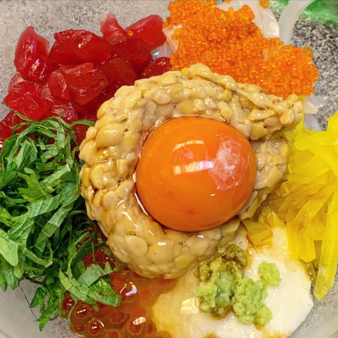結城さなえさんのインスタグラム写真 - (結城さなえInstagram)「大好きなお店の大好きなメニュー  全部ぐるぐるに混ぜて海苔に巻いて食べます。 ふわわわ〜、日本酒にも合うんだなぁこれが🤤  安定と信頼の変わらぬ美味しさ、 最高です！  大好きな女将さんにも久しぶりにお会いできて、 とても嬉しかったな❤︎  ごちそうさまでした！  #米くら　さん #勝ちどき #ばくだん海苔巻き #お酒　#肴　 #居酒屋　#美味しい　#最高 #忘年会 #グルメ　#東京 #gourmet #tokyo #izakaya」12月13日 20時09分 - yuukisanae