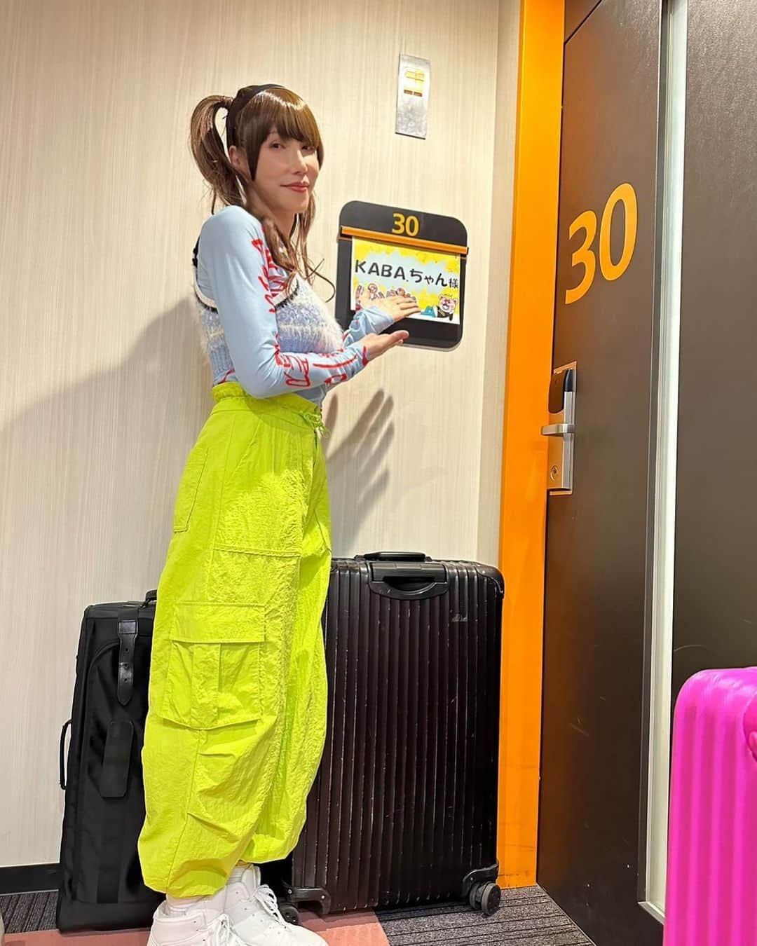 KABA.ちゃんさんのインスタグラム写真 - (KABA.ちゃんInstagram)「フジテレビの「ぽかぽか」をご覧いた皆様、ありがとうございました🙇‍♀️  生放送中、前髪が動くハプニングあり、ハライチの澤部さんや神田アナに助けてもらったはずが、、、もっとおかしな事になるハプニングに〜そんなハプも笑ってもらえたならモーマンタイです🤣🤣  さとう珠緒ちゃんとも久しぶりに会えたし、レギュラー陣の皆さん、お久しぶりの山本アナや顔見知りのスタッフさんとも会え、とても楽しい時間でした♪  ありがとうございました❣️  #フジテレビ #ぽかぽか #コーナーゲスト #前髪が動くハプニング #澤部さんや神田アナに助けてもらうはずがもっとおかしくなってしまった #🤣 #とても楽しい時間でした #ありがとうございました #メイクアップアーティスト @fharaon_ryo  #アシスタントかりんちゃん #スタイリスト #藤村さん」12月13日 20時14分 - kabachan_official