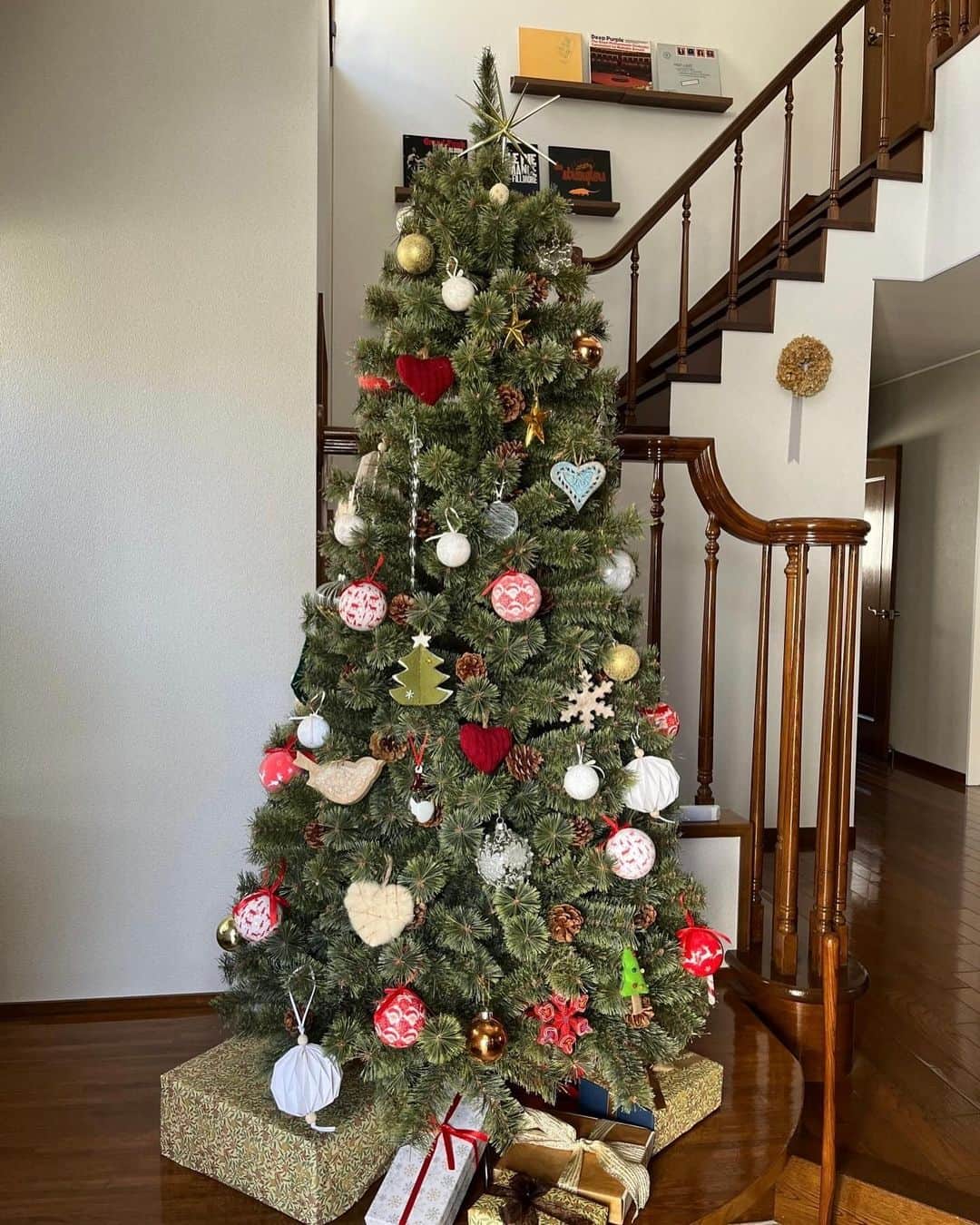 戸北美月のインスタグラム：「. クリスマスまで後少し🎄 母から今年の我が家のツリーとスワッグの写真が送られてきました💌 母は毎年、生のもみの木を買ってツリーを作っていたのですが、今年はあまり好みの生木が見つからずフェイクにしたそうで💭 このツリー、なんと高さ180センチもあるそうです！ 存在感抜群で可愛い〜🎅🏻🤍  #クリスマスツリー #クリスマススワッグ」