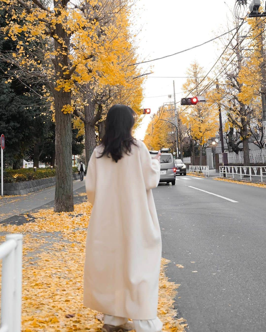 佐藤マクニッシュ怜子さんのインスタグラム写真 - (佐藤マクニッシュ怜子Instagram)「strolling around in my new leather cargo 🛵💛  レザーのカーゴパンツがAMATERASから登場！ 可愛すぎないですか🥹ブラックもあるんだけどアイボリーもカジュアルなのに上品でユニークなんです。折り返すと縮緬和柄生地が見えるトレンドデザイン。今週金曜日✨」12月13日 20時19分 - reikoofficial