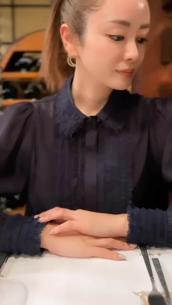 井上晃子のインスタグラム：「今年最後の新月はお月様のジュエリーを選んで… 2023年も睫毛エクステとネイルは @presea_nail_eyelash で大変お世話になりました🌙  そして着用ブラウスはtulle flower blouseの新色"navy"🫐❄️  約20mの繊細なチュール生地を施し 速乾性に優れたシルクのようなほんのり艶やかな風合い 植物由来の繊維で自然に放置されても生分解される地球に優しい素材で仕立てられたもの🪡 (12/15 fri 21:00-予約販売いたします)  #akiki」