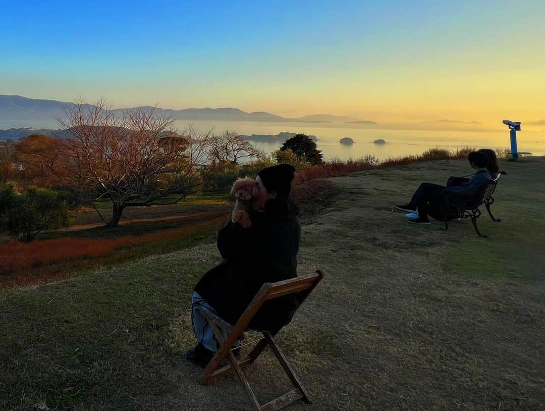 日下裕江さんのインスタグラム写真 - (日下裕江Instagram)「牛窓オリーブ園🫒  岡山で1番大好きな場所✨ 1番大好きな町、牛窓❤️ 西のエーゲ海と言われてる(ホンマかいなw) 色んな観光地あるけど、やっぱり海が目の前にある場所が好きだな〜🌊 ここから見る瀬戸内海の景観は最高🙌 サンセットが海に反射して美しい🌅  展望台２階にあるコーヒーショップ 『山の上のロースタリ』が 凄く美味しいんですよ☕️ カフェの雰囲気もオシャレ♪*。  この丘の少し下にあるジェラート屋さん 『copio』が最強に美味すぎるから、 他県の人に食べて貰いたい✨ 知って貰いたいほど🍨  牛乳(ミルク)100%🐄 オリーブアイスも最高に美味しかった🤤  これ食べたら、東京のジェラートじゃ物足りなくなる🥺  幸せいっぱいになりました☺️💖  以前宿泊した、神戸六甲迎賓館の系列ホテル 『旬香　瀬戸内牛窓リゾート』🏝️ がこのオリーブ園下にNew openしたから泊まりに来たいな♪*。  ホテルからのオーシャンビューが半端なさそう🥹✨  #牛窓オリーブ園  #西のエーゲ海 #西のエーゲ海牛窓 #牛窓 #オリーブ園 #瀬戸内海 #copio #ジェラート #オリーブジェラート #旬香 #山の上のロースタリ」12月13日 20時24分 - hiroe___h