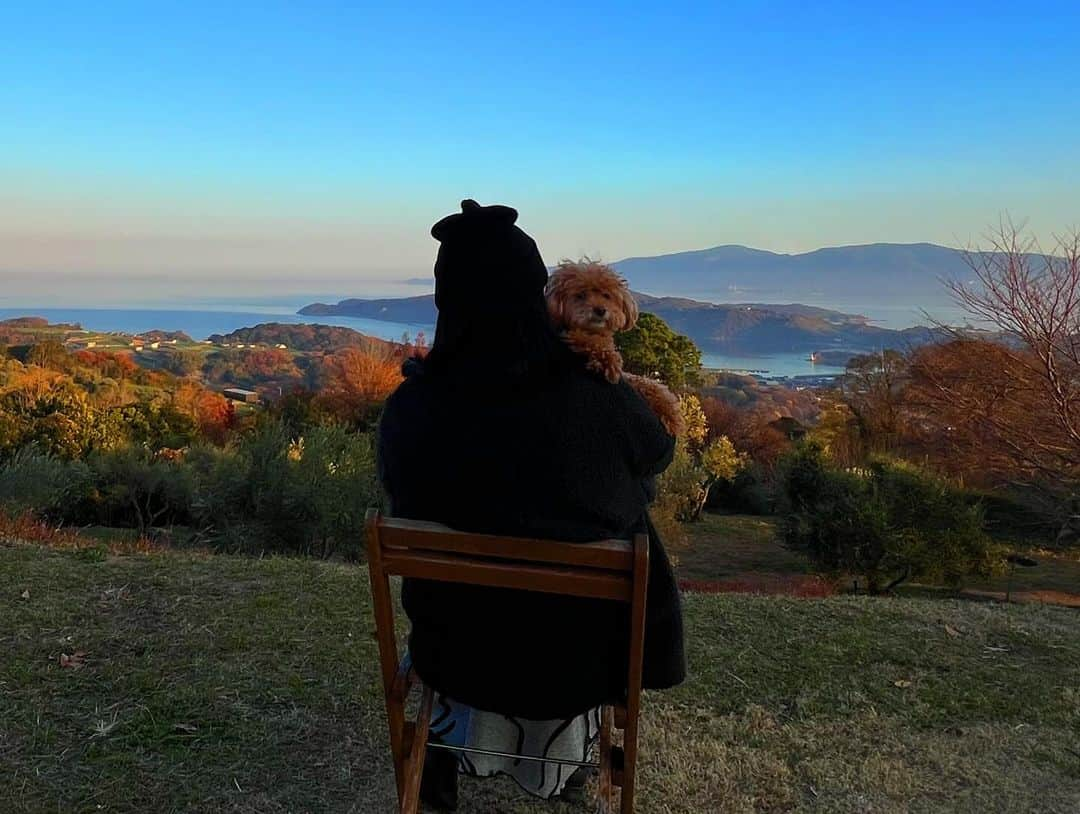 日下裕江さんのインスタグラム写真 - (日下裕江Instagram)「牛窓オリーブ園🫒  岡山で1番大好きな場所✨ 1番大好きな町、牛窓❤️ 西のエーゲ海と言われてる(ホンマかいなw) 色んな観光地あるけど、やっぱり海が目の前にある場所が好きだな〜🌊 ここから見る瀬戸内海の景観は最高🙌 サンセットが海に反射して美しい🌅  展望台２階にあるコーヒーショップ 『山の上のロースタリ』が 凄く美味しいんですよ☕️ カフェの雰囲気もオシャレ♪*。  この丘の少し下にあるジェラート屋さん 『copio』が最強に美味すぎるから、 他県の人に食べて貰いたい✨ 知って貰いたいほど🍨  牛乳(ミルク)100%🐄 オリーブアイスも最高に美味しかった🤤  これ食べたら、東京のジェラートじゃ物足りなくなる🥺  幸せいっぱいになりました☺️💖  以前宿泊した、神戸六甲迎賓館の系列ホテル 『旬香　瀬戸内牛窓リゾート』🏝️ がこのオリーブ園下にNew openしたから泊まりに来たいな♪*。  ホテルからのオーシャンビューが半端なさそう🥹✨  #牛窓オリーブ園  #西のエーゲ海 #西のエーゲ海牛窓 #牛窓 #オリーブ園 #瀬戸内海 #copio #ジェラート #オリーブジェラート #旬香 #山の上のロースタリ」12月13日 20時24分 - hiroe___h