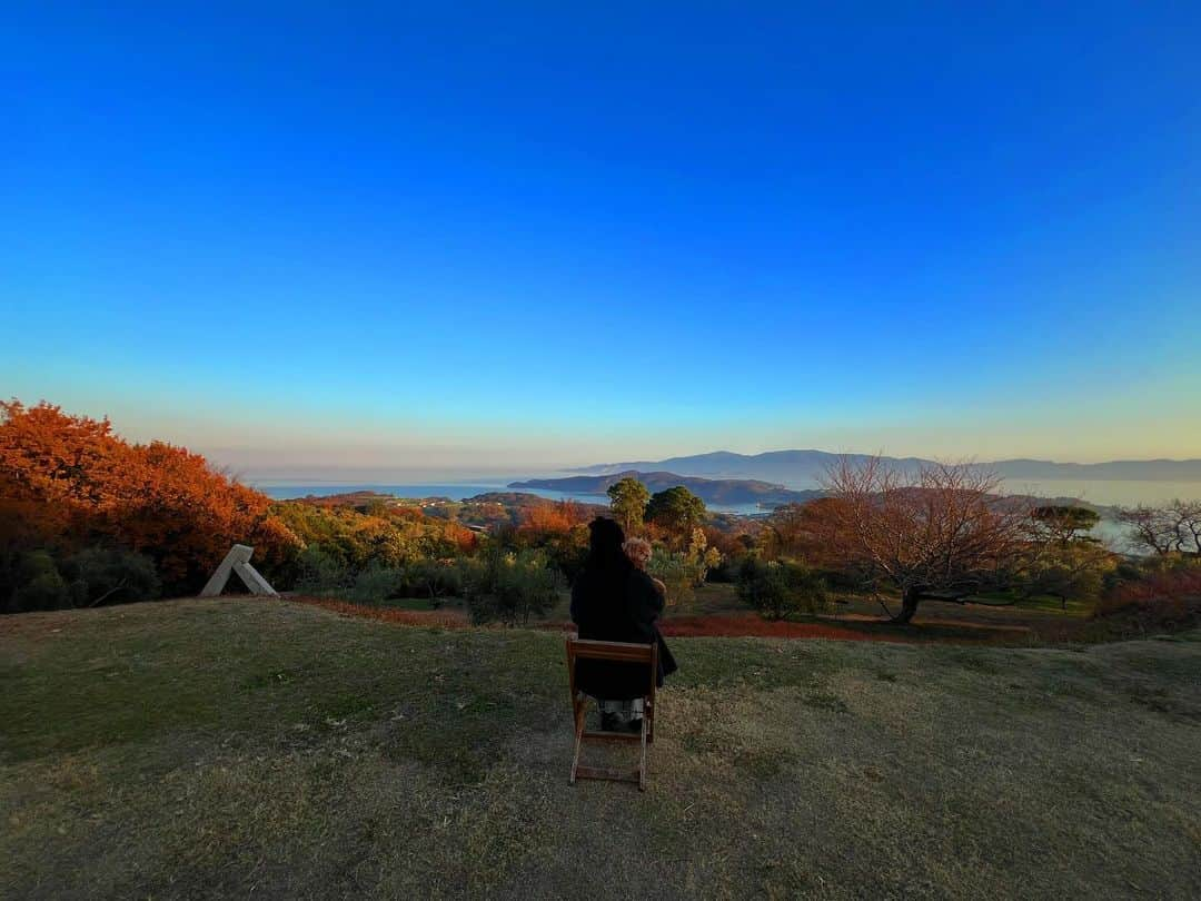 日下裕江さんのインスタグラム写真 - (日下裕江Instagram)「牛窓オリーブ園🫒  岡山で1番大好きな場所✨ 1番大好きな町、牛窓❤️ 西のエーゲ海と言われてる(ホンマかいなw) 色んな観光地あるけど、やっぱり海が目の前にある場所が好きだな〜🌊 ここから見る瀬戸内海の景観は最高🙌 サンセットが海に反射して美しい🌅  展望台２階にあるコーヒーショップ 『山の上のロースタリ』が 凄く美味しいんですよ☕️ カフェの雰囲気もオシャレ♪*。  この丘の少し下にあるジェラート屋さん 『copio』が最強に美味すぎるから、 他県の人に食べて貰いたい✨ 知って貰いたいほど🍨  牛乳(ミルク)100%🐄 オリーブアイスも最高に美味しかった🤤  これ食べたら、東京のジェラートじゃ物足りなくなる🥺  幸せいっぱいになりました☺️💖  以前宿泊した、神戸六甲迎賓館の系列ホテル 『旬香　瀬戸内牛窓リゾート』🏝️ がこのオリーブ園下にNew openしたから泊まりに来たいな♪*。  ホテルからのオーシャンビューが半端なさそう🥹✨  #牛窓オリーブ園  #西のエーゲ海 #西のエーゲ海牛窓 #牛窓 #オリーブ園 #瀬戸内海 #copio #ジェラート #オリーブジェラート #旬香 #山の上のロースタリ」12月13日 20時24分 - hiroe___h