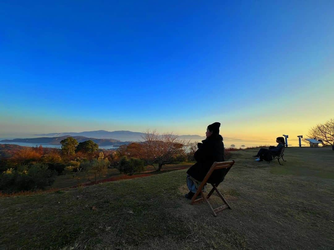 日下裕江のインスタグラム：「牛窓オリーブ園🫒  岡山で1番大好きな場所✨ 1番大好きな町、牛窓❤️ 西のエーゲ海と言われてる(ホンマかいなw) 色んな観光地あるけど、やっぱり海が目の前にある場所が好きだな〜🌊 ここから見る瀬戸内海の景観は最高🙌 サンセットが海に反射して美しい🌅  展望台２階にあるコーヒーショップ 『山の上のロースタリ』が 凄く美味しいんですよ☕️ カフェの雰囲気もオシャレ♪*。  この丘の少し下にあるジェラート屋さん 『copio』が最強に美味すぎるから、 他県の人に食べて貰いたい✨ 知って貰いたいほど🍨  牛乳(ミルク)100%🐄 オリーブアイスも最高に美味しかった🤤  これ食べたら、東京のジェラートじゃ物足りなくなる🥺  幸せいっぱいになりました☺️💖  以前宿泊した、神戸六甲迎賓館の系列ホテル 『旬香　瀬戸内牛窓リゾート』🏝️ がこのオリーブ園下にNew openしたから泊まりに来たいな♪*。  ホテルからのオーシャンビューが半端なさそう🥹✨  #牛窓オリーブ園  #西のエーゲ海 #西のエーゲ海牛窓 #牛窓 #オリーブ園 #瀬戸内海 #copio #ジェラート #オリーブジェラート #旬香 #山の上のロースタリ」