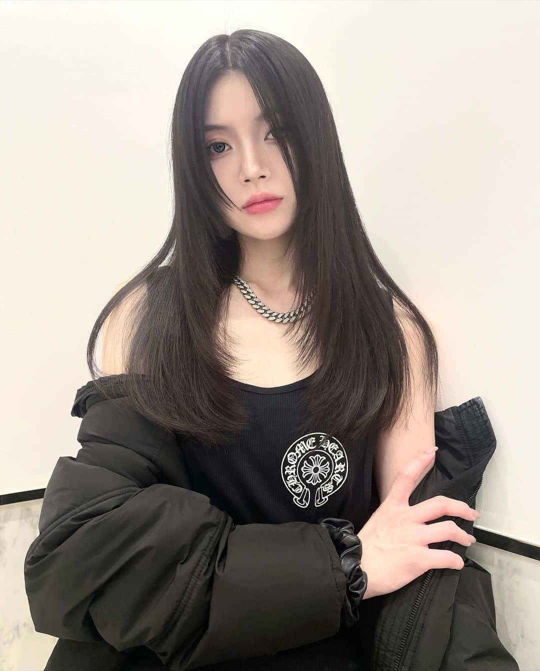 原涼香のインスタグラム：「🖤🆕韓国の子みたいな色気のあるヘアに🎀🖤 レイヤーカットとダークトーンカラーが いまトレンドのスタイルですദ്ദി˶ｰ̀֊ｰ́ )✧‧₊˚ ㅤㅤㅤㅤㅤㅤㅤㅤㅤㅤㅤㅤㅤ  🎀人気MENU🎀 ㅤㅤㅤㅤㅤㅤㅤㅤㅤㅤㅤㅤㅤ ☑︎カット　7,400yen ワンカールだけでも可愛くキマるこだわりレイヤーカット🩶 朝のスタイリングが本当に時短になります⏰ ㅤㅤㅤㅤㅤㅤㅤㅤㅤㅤㅤㅤㅤ  ☑︎プレミアムケアカラー　　9,200yen〜 枝毛切れ毛を98.6%防ぐお薬で 盛れるツヤツヤダークトーン🩶 ㅤㅤㅤㅤㅤㅤㅤㅤㅤㅤㅤㅤㅤ ☑︎HITAトリートメント　　7,900yen〜 韓国人の子みたいな憧れのツヤ髪はHITAトリートメントでGETできます🩶✨ ㅤㅤㅤㅤㅤㅤㅤㅤㅤㅤㅤㅤㅤ  ㅤㅤㅤㅤㅤㅤㅤㅤㅤㅤㅤㅤㅤ🎀SET MENU🎀 ☑︎カット+プレミアムケアカラー　18,800yen〜 ㅤㅤㅤㅤㅤㅤㅤㅤㅤㅤㅤㅤㅤ ☑︎カット+プレミアムケアカラー+トリートメント　24,800yen〜 ㅤㅤㅤㅤㅤㅤㅤㅤㅤㅤㅤㅤㅤ  　ㅤㅤㅤㅤㅤㅤㅤㅤㅤㅤㅤㅤㅤ 盛れるトレンドヘアは是非お任せください🫶🏻💞 ㅤㅤㅤㅤㅤㅤㅤㅤㅤㅤㅤㅤㅤ  ㅤㅤㅤㅤㅤㅤㅤㅤㅤㅤ ㅤㅤㅤㅤㅤㅤㅤㅤㅤㅤㅤㅤㅤ ご予約はTOPページのリンクから🫶🏻🔗 ㅤㅤㅤㅤㅤㅤㅤㅤㅤㅤㅤㅤㅤㅤㅤㅤㅤㅤㅤㅤㅤㅤㅤㅤㅤㅤ ㅤㅤㅤㅤㅤㅤㅤㅤㅤㅤㅤㅤㅤ  #SHIMA #レイヤー #レイヤーカット #ワンカール #グレージュ #ダークトーンカラー #暗めカラー #韓国ヘア #韓国スタイル」