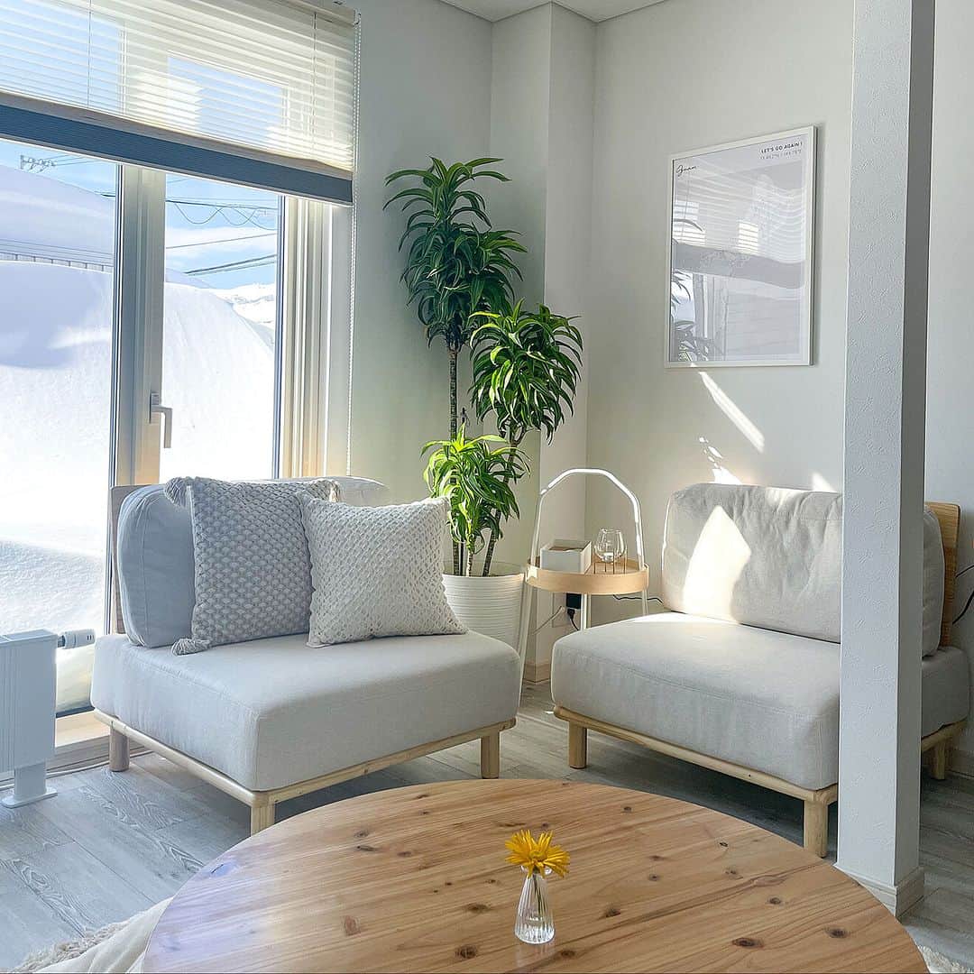 RoomClipJPさんのインスタグラム写真 - (RoomClipJPInstagram)「この部屋が素敵だなと思ったら「☕️」(コーヒー)とコメントしてください！ 白を基調としたお部屋にナチュラルカラーの家具の組み合わせが素敵なYayoiさん宅✨北欧インテリアらしいマリメッコのクッションなどテキスタイルの組み合わせも魅力的ですね！ ---------------------------------------  Photo: Yayoi RoomNo.  1145780   --------------------------------------  ぜひ「RoomClipムービー」のハッシュタグで 皆様の素敵なお部屋を撮影した動画を投稿してください🏠   --------------------------------------  この部屋のインテリアはRoomClipのアプリから ご覧いただけます。  アプリはプロフィール欄から ▶︎ @roomclipjp  ------------------------------------  600万枚以上集まる中から リアルな部屋のインテリア写真を毎日発信！  ------------------------------------  #子どものいる暮らし#子供のいる暮らし#子どものいる生活#子ども部屋#子どもと暮らす#北欧スタイル#北欧雑貨#北欧家具#北欧スタイルインテリア#ナチュラルインテリア#ナチュラル雑貨#インテリアコーディネート#好きなものに囲まれた暮らし#一戸建て#一軒家#戸建て#部屋づくり#リビングインテリア#リビングルーム#こだわりの家#雑貨好き#インテリア好き￼#おしゃれなインテリア#キッチンインテリア#インテリア好きと繋がりたい#ダイニングインテリア#デザイナーズ家具#空間デザイン#roomclip #ルームクリップ」12月13日 20時30分 - roomclipjp