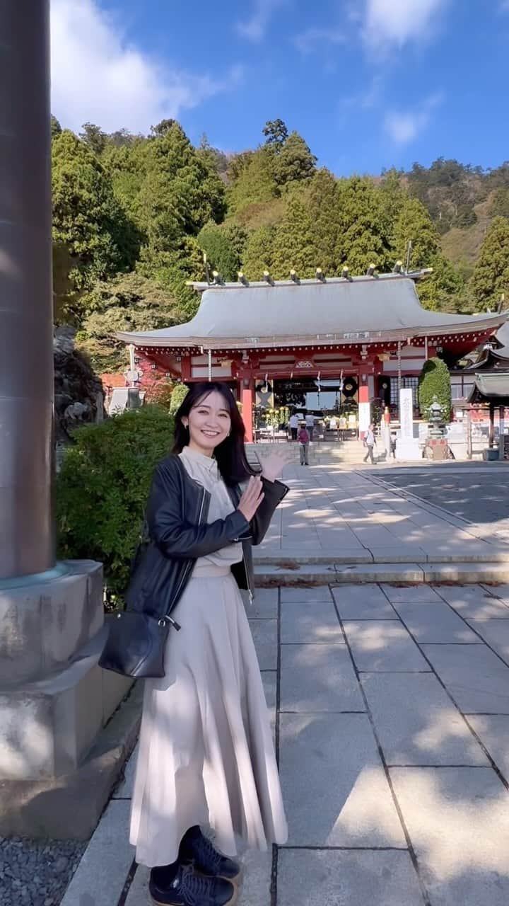 山吹香織のインスタグラム：「先日撮影で伊勢原市に行ってきました🤲☺️  とても素敵な所で、 今回山吹がお邪魔したおすすめスポット3選ご紹介します🤗🍀  📍大山（大山阿夫利神社） 大山阿夫利神社では心願成就、商売繁盛、社運隆盛などのご利益があるそうです🙏🥺⛩️ さらにここからみえる景色がまた絶景で…✨ ミシュラン二つ星と言われています📝🏔️🍁  📍イタリアンレストラン「アルベロベッロ」 イタリアの本場の味が食べれられる場所✨ 生地がもっちりしていて、すごく美味しい〜🥺💓 こちらのピザはふるさと納税の返礼品になっているそうです🍕☺️  📍 勝興寺 市指定文化財があり、たくさんの歴史を聞く事ができました👂✨  伊勢原にはまだまだ魅力的な場所があるので、行ってみたい所がたくさん🥳🍀  @isehara_biyori 📝 伊勢原のおすすめスポットを紹介しているので ぜひこちらもチェックしてみてください🤗🤍  #PR #伊勢原びより#伊勢原市#神奈川県#大山#大山阿夫利神社#アルベロベッロ#勝興寺#旅女#観光」