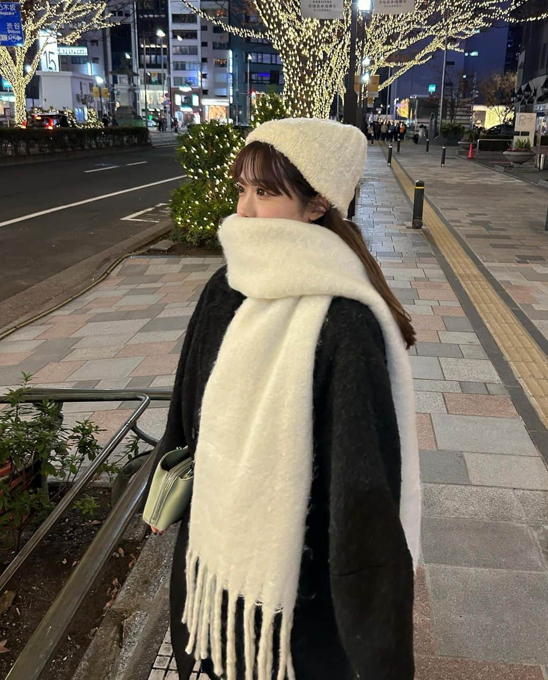 MANAさんのインスタグラム写真 - (MANAInstagram)「🌃⛄️    とうとうマフラー解禁っ！🧣 今年はまっしろ☁🫧  そして本命アウターもようやくゲット〜  表参道のイルミネーションも綺麗で、 やっとクリスマスシーズン味わえた🎄  全然まだ秋の気分なんだけどね、、    #表参道イルミネーション  #冬コーデ」12月13日 20時31分 - mn02grm