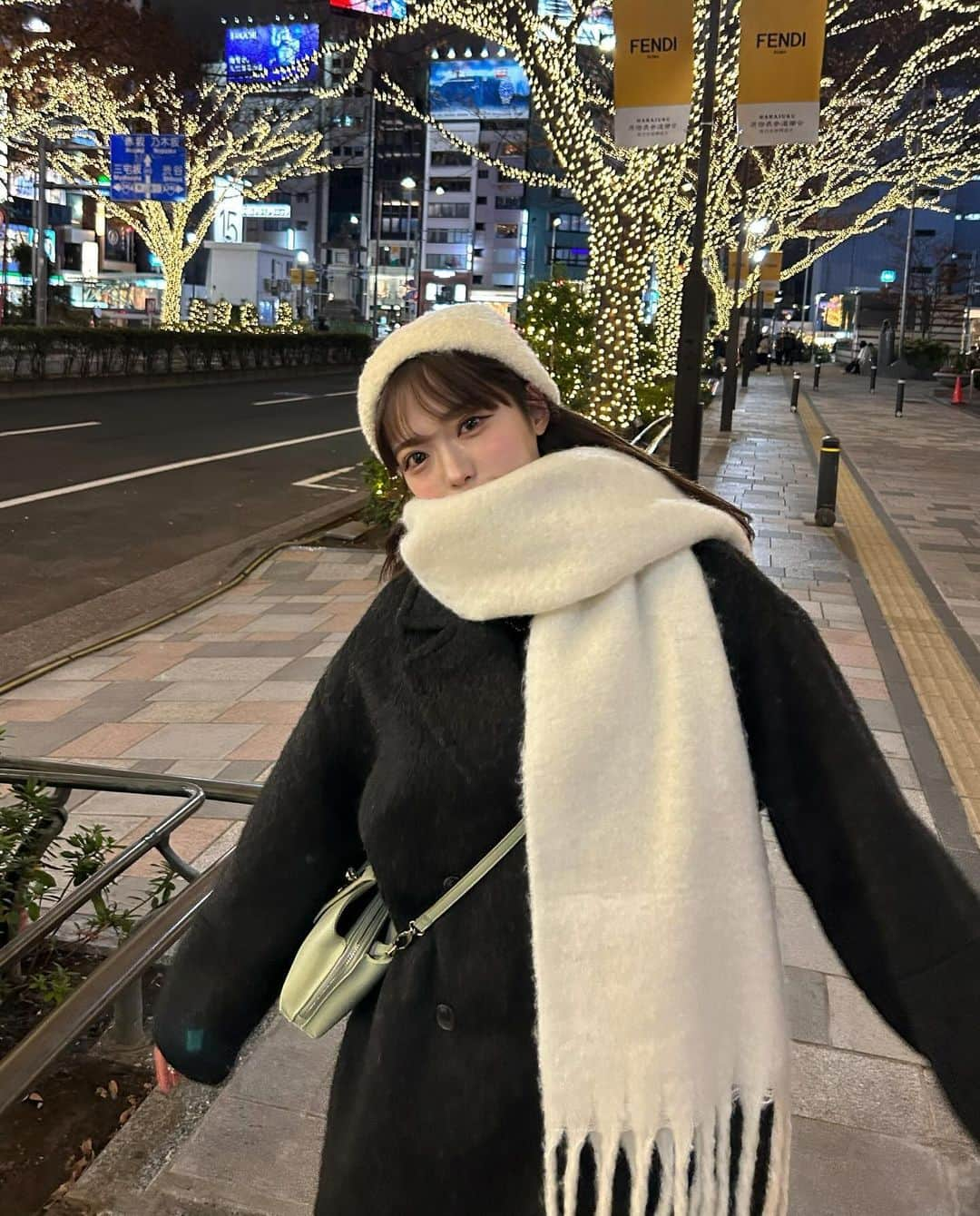 MANAさんのインスタグラム写真 - (MANAInstagram)「🌃⛄️    とうとうマフラー解禁っ！🧣 今年はまっしろ☁🫧  そして本命アウターもようやくゲット〜  表参道のイルミネーションも綺麗で、 やっとクリスマスシーズン味わえた🎄  全然まだ秋の気分なんだけどね、、    #表参道イルミネーション  #冬コーデ」12月13日 20時31分 - mn02grm