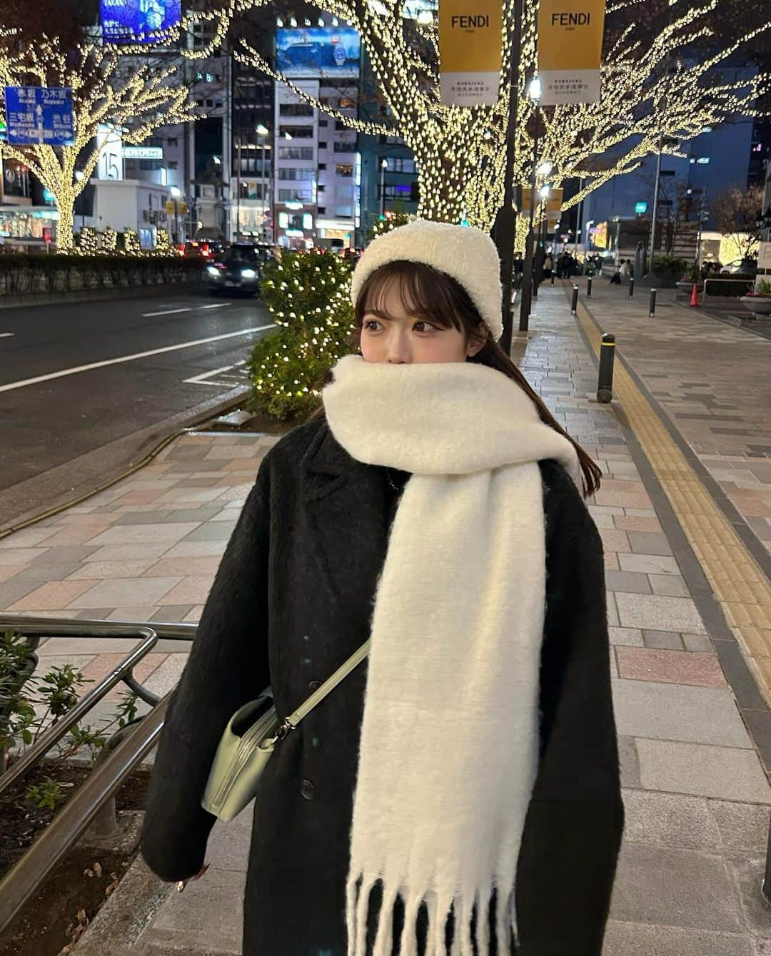 MANAさんのインスタグラム写真 - (MANAInstagram)「🌃⛄️    とうとうマフラー解禁っ！🧣 今年はまっしろ☁🫧  そして本命アウターもようやくゲット〜  表参道のイルミネーションも綺麗で、 やっとクリスマスシーズン味わえた🎄  全然まだ秋の気分なんだけどね、、    #表参道イルミネーション  #冬コーデ」12月13日 20時31分 - mn02grm