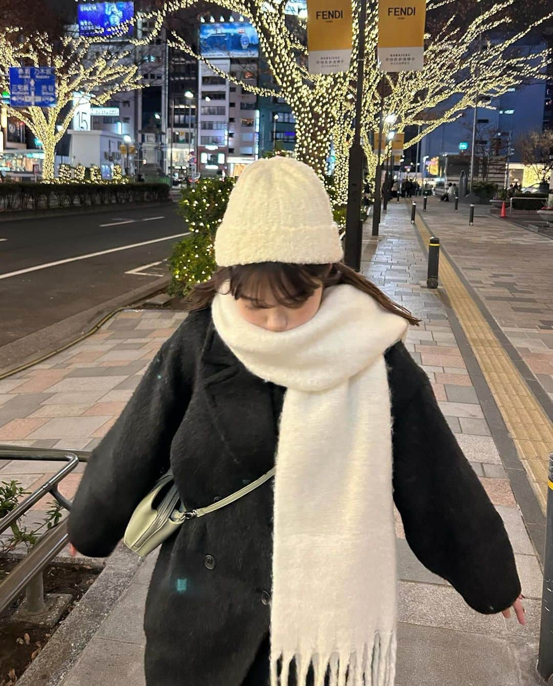 MANAさんのインスタグラム写真 - (MANAInstagram)「🌃⛄️    とうとうマフラー解禁っ！🧣 今年はまっしろ☁🫧  そして本命アウターもようやくゲット〜  表参道のイルミネーションも綺麗で、 やっとクリスマスシーズン味わえた🎄  全然まだ秋の気分なんだけどね、、    #表参道イルミネーション  #冬コーデ」12月13日 20時31分 - mn02grm