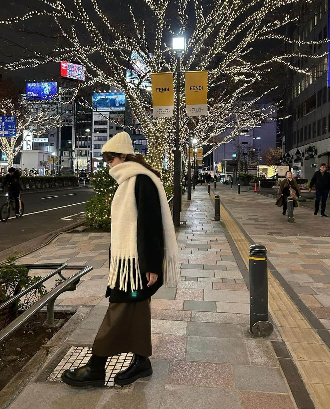 MANAさんのインスタグラム写真 - (MANAInstagram)「🌃⛄️    とうとうマフラー解禁っ！🧣 今年はまっしろ☁🫧  そして本命アウターもようやくゲット〜  表参道のイルミネーションも綺麗で、 やっとクリスマスシーズン味わえた🎄  全然まだ秋の気分なんだけどね、、    #表参道イルミネーション  #冬コーデ」12月13日 20時31分 - mn02grm