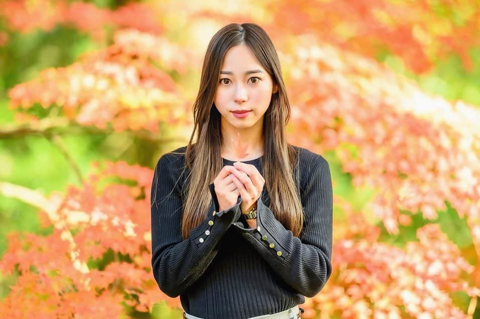 小西陽向のインスタグラム：「私が生まれた時にお宮参りした神社へ⛩️ いつも守ってもらってるからお礼を伝えに😌  ちょうど、七五三の時期だったみたいでカメラマンさんにお声掛けいただき撮影していただいた📷🍁 いい思い出になりました😊 . . . #神社巡り #新田神社　#薩摩川内市　#カメラ　#ポートレートモデル #紅葉　#モデル撮影」