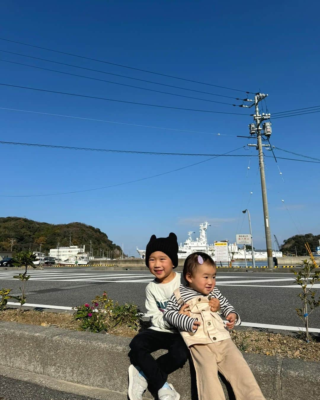 MAKI MIYAMOTO 宮本真紀さんのインスタグラム写真 - (MAKI MIYAMOTO 宮本真紀Instagram)「. この前のお休みに地元の駅伝大会の応援に行きました♡ (中学生の時に私初めてこの大会にでて、1区で襷つけるの忘れてスタートと同時にみんなと逆方向に走って襷取りに行きました爆) かっこいいおじちゃん(お兄ちゃん？笑)達を見て次の日に保育園でマラソンごっこをしたらしく走るの嫌になってなくてよかった〜安心😂。 どちらかといえば体力あってよく食べるのは妹の方だけど。最近の好評ごはんも載せておきます🫶🏻  #こどもごはん #ミジュマルおにぎり #ポケモンごはん」12月13日 20時35分 - makime_me_