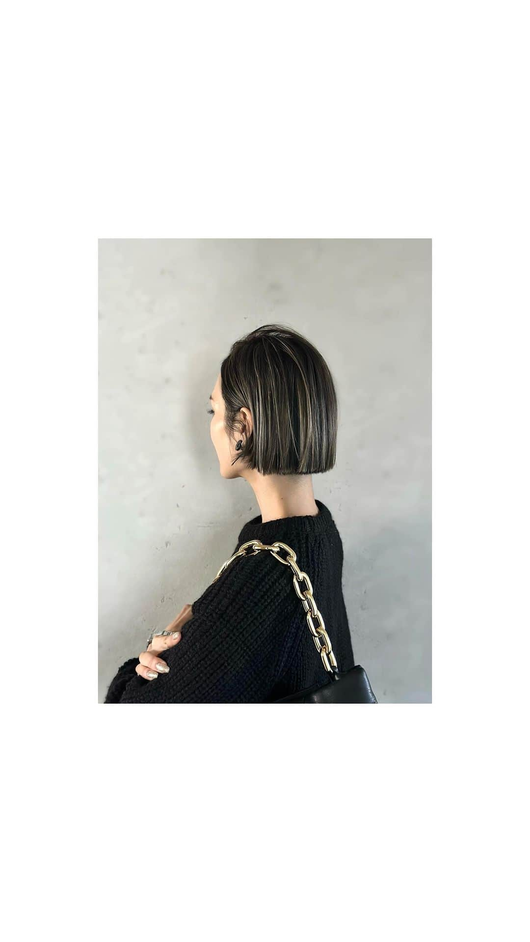 小林有里のインスタグラム：「♡ おかっぱ✂︎ . ハイライトは こんな具合です☺️ 分け目によって 雰囲気がだいぶ変わります♡ . . 縮毛矯正なしですが 毎朝ストレートアイロンあててます🫶 . オイルでツヤ出し& 広がりを抑えつつ 束感もプラスです☺️ . . 意外にも お洋服を選ばないので おかっぱ継続です🥰 . . . . @komuro_honey_shibuya  #kobahair」