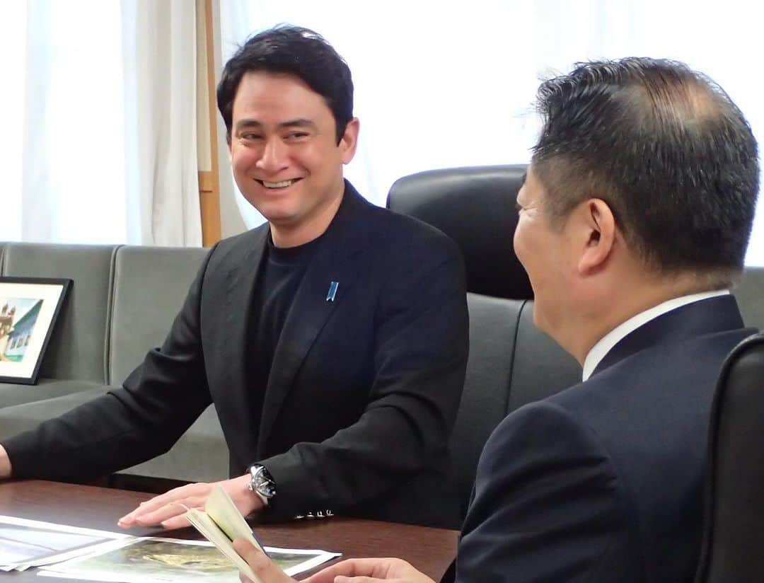 野口健さんのインスタグラム写真 - (野口健Instagram)「山梨県の長崎幸太郎知事と会談。主に富士山の環境政策についてお互いにかなり腹を割って話し合いを致しました。  富士山はユネスコ（イコモス）から宿題を与えられた上で世界遺産登録されています。いわば仮免みたいなもの。その与えられた課題に向け一つ一つ取り組んでいかなければなりません。その責任があるはず。それが嫌なら世界遺産は返上すべき。  今日、長崎幸太郎知事とじっくりと核心に触れる意見交換をさせて頂き、共に大きなアクションを起こしたいと。私、心底にそう感じました。  今日はとても意味のある1日となりました。お忙しい中、お時間を作って下さった長崎幸太郎知事には心から感謝、感謝です。  「カタカタ」と僕の頭の中で歯車の音が鳴り始めました。  #野口健」12月13日 20時39分 - noguchiken8848