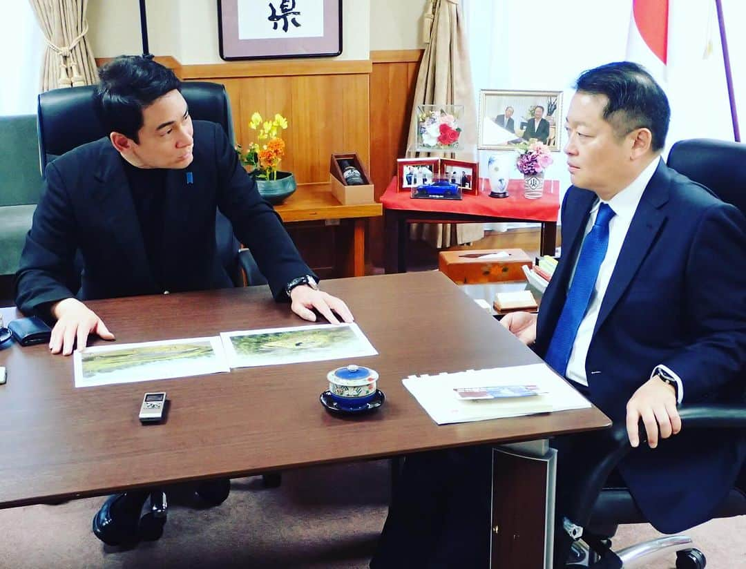 野口健のインスタグラム：「山梨県の長崎幸太郎知事と会談。主に富士山の環境政策についてお互いにかなり腹を割って話し合いを致しました。  富士山はユネスコ（イコモス）から宿題を与えられた上で世界遺産登録されています。いわば仮免みたいなもの。その与えられた課題に向け一つ一つ取り組んでいかなければなりません。その責任があるはず。それが嫌なら世界遺産は返上すべき。  今日、長崎幸太郎知事とじっくりと核心に触れる意見交換をさせて頂き、共に大きなアクションを起こしたいと。私、心底にそう感じました。  今日はとても意味のある1日となりました。お忙しい中、お時間を作って下さった長崎幸太郎知事には心から感謝、感謝です。  「カタカタ」と僕の頭の中で歯車の音が鳴り始めました。  #野口健」