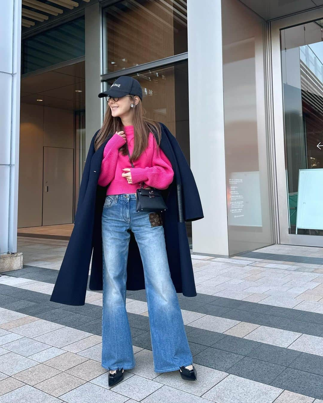 kiyomi medeirosのインスタグラム：「フレアのデニム可愛い💙💙💙  coat…#drawer knit…#obli denim…#louisvuitton  shoes…#prada cap…#celine eyewear…#tomford bag…#hermes  #fashion#outfit#ootd#cordinate#style#ファッション#コーディネート#コーデ#大人可愛いコーデ#カジュアルコーデ #デニム#デニムコーデ#大人のデニムコーデ#ワイドデニム#フレアデニム」