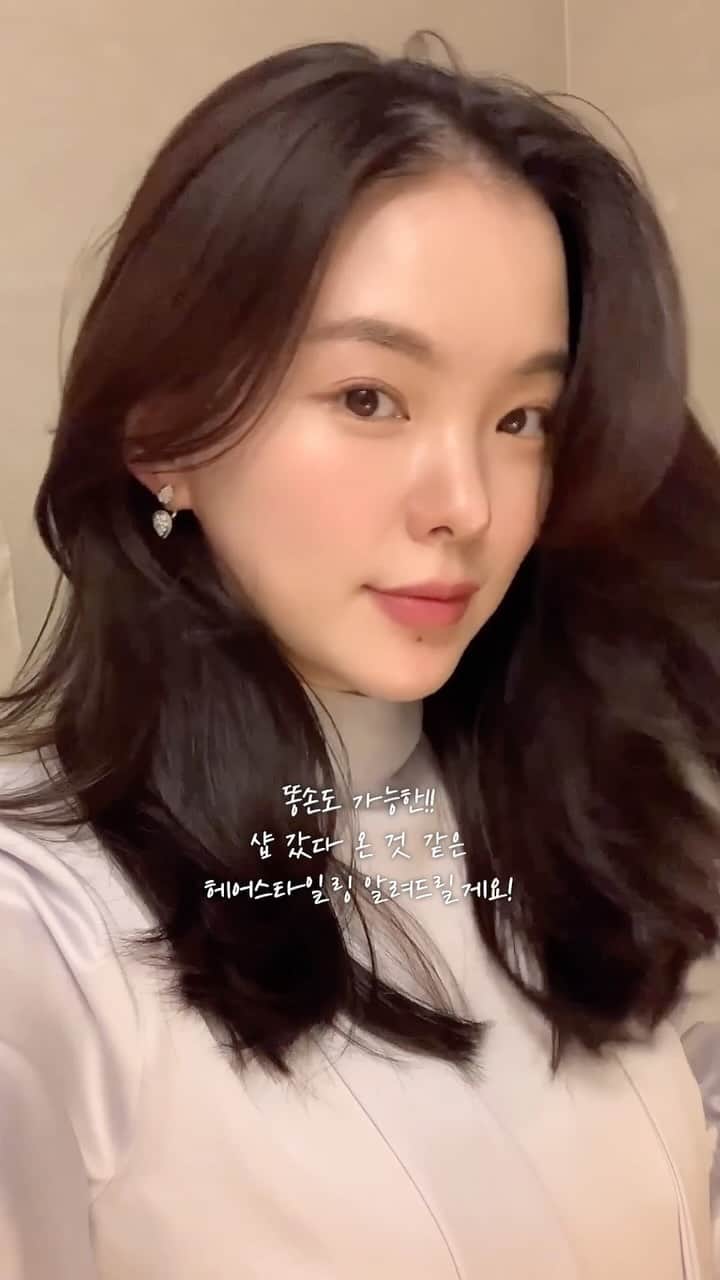 ハヌルのインスタグラム：「샤크 다들 받아보셨나요💛💛 벌써 후기가 40개가 넘더라구요?🔥 ㅋㅋ 다들 엄청 만족하시구 아직 처음이라 손에 안익으시는 분들도 많고  그리고 다들 풍량에 놀라시더라구요....!!!!✨ 진짜 강력하죠!!! 원래쓰시던 드라이기보다 훨씬 빠르게 마르실고에요 ㅋㅋ 그리구 유지력은 다른디바이스보다 뛰어난것도 느끼실거에욤 ㅋㅋ 바로 갈아탄 저처럼요!!!  이풍량이면 드라이기만 이가격에 사도 개이득인데 드라이기, 웨이브, C컬, 볼륨 다양한 헤어스타일링이 가능한 똑똑한 샤크!!! 진짜 가성비....! 원탑입니다!! 성능도 더 좋아요ㅎㅎ  지금 받아보시고 재구매하시는분들이 많아서 목요일까지 연장해서 열어둘게요!!!!💛  저두 오늘 시댁 연말선물 하나, 선물할거 하나 두개 더 구매할라구용..🎁💓」