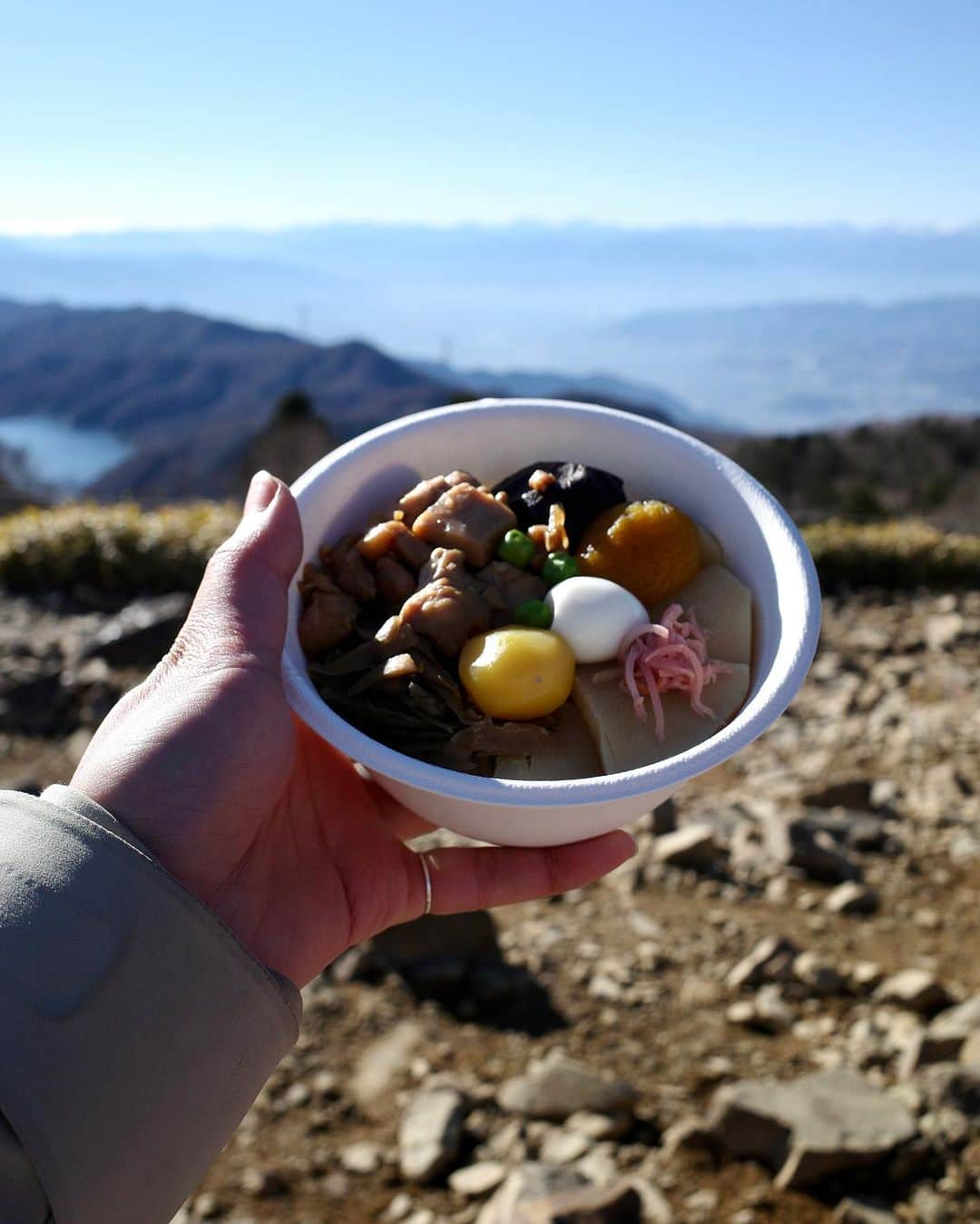 菖蒲理乃のインスタグラム：「おいしい大菩薩峠🍚  憧れの酒場センパイであり山仲間である 倉嶋紀和子さん @kiwakokurashima との山行⛰️  冬季にはいり小屋もやっていない中で、 なにか気の利いたお昼ご飯を食べたくて… 「峠の釜めし」を持って行くことに。 (わたしの人生でTOP 3間違いなしの神駅弁！)  陶器のタイプも売ってたけど、 今回は持ち帰りを考えて紙のタイプにしたよ。  それでもちゃんと別添えの漬物たちは入ってるの。 メイクパレットを開けるような気持ちで、 いつもドキドキしながら箸をつまんでる。  倉嶋さんも楽しそうにおいしそうに食べてくださって もうほんとうに楽しかった！！  山と、酒と、 このうえない悦びを共有しあえて しあわせでございます。  またぜひに！  #大菩薩嶺 #大菩薩峠 #登山 #トレッキング #ハイキング #日本百名山 #山ごはん #山弁当 #山でご飯 #山で過ごす休日 #駅弁 #駅弁好き」