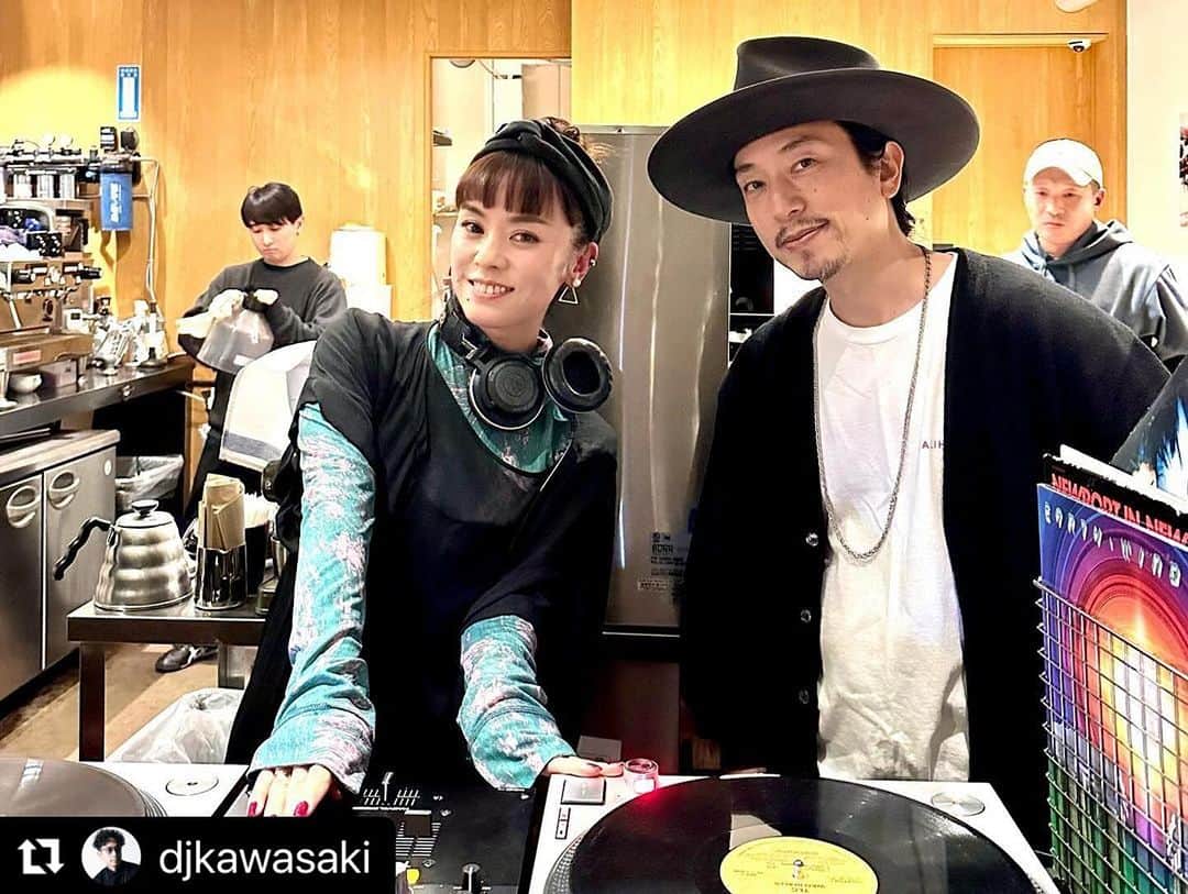 azumiのインスタグラム：「先週末のDJ KAWASAKIくんと久々一緒に回しました。レジェンド ノリさん @norihisamaekawa が突然いらしたり、みんなでワイワイ楽しかったです😊  高校生から大事にしているカーティスやロバータのアナログをカワサキくんが撮ってくれていた😊 そんでもって、オンリーホーリーの季節ですねえ🎄  #Repost @djkawasaki with @use.repost ・・・ 先日の　@streamer_nakameguro ありがとうございました☕️🍰終末のカフェ営業終了後19:00〜22:00のバー・タイムのみDJが音楽をセレクト♪ @xx_azumi_xx ちゃんと一緒のときはつい飲んじゃう🍻 @norihisamaekawa さんも立ち寄って下さって楽しい時間でした♪また是非😋🙌  We had a great time with DJ KAWASAKI from last weekend. Legend Nori-san @norihisamaekawa came out of nowhere and we all had a lot of fun 😊.  Kawasaki took pictures of my Curtis and Roberta analogs that I have treasured since high school 😊. And it's the season of Only Holy Stories 🎄.  #steadyandco #onlyholystory #wyolica  #Repost @djkawasaki with @use.repost ... Thank you @streamer_nakameguro for the other day. ☕️🍰After the cafe at the end of the day, the DJ selected music for the bar time from 19:00 to 22:00 only 🍻 @xx_azumi_xx and @norihisamaekawa, who drinks a lot when he's with me, stopped by and had a great time. It was a fun time....please come again 😋🙌  @miss246  @yudai_xiongda  @shimash_room  @casbah_1970  @takakusteadygo」