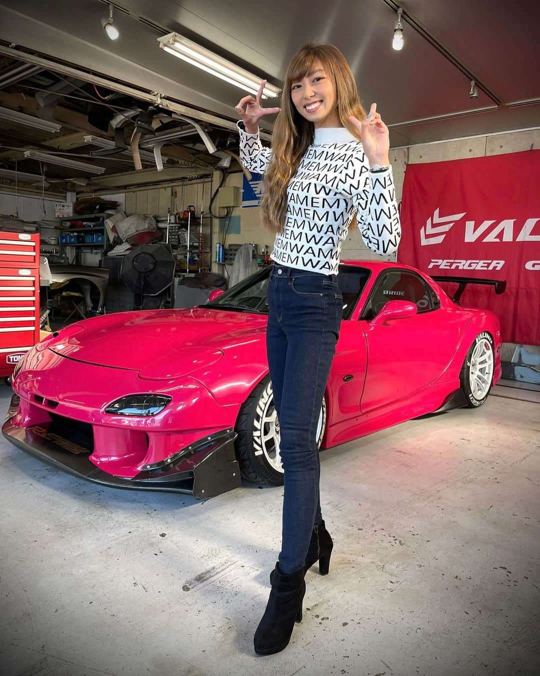 下田紗弥加さんのインスタグラム写真 - (下田紗弥加Instagram)「. Hi-!! Riding idiot Sayaka wants to run hard with restored Matt-kun(this is fd3s). However, the people around me warn me not to hit this car, so it's really difficult to drift with it😂🙌  Therefore, I decided to create a car that can drift freely👍!! ️  The cooler the car, the more makes me want to drift 🥹🔥  やっほー！！  さてさて.. 走り馬鹿なシモダはリニューアルした マット君(このFD)でガシガシ走りたいのだけど、、 『こればっかりはぶつけるなっ！！』と。 ドリフトするのは、かなりKYなので😂🙌  ガシガシボリボリドンドコ走れる ドリ車を..作っちゃお👍‼️  車がカッコよくなればなるほど、、 ドリフトしたくなっちゃうんだよおぉ🥹🔥  #fd3s #rx7 #mazdarx7 #drifting #driftlife」12月13日 20時50分 - sayaka419