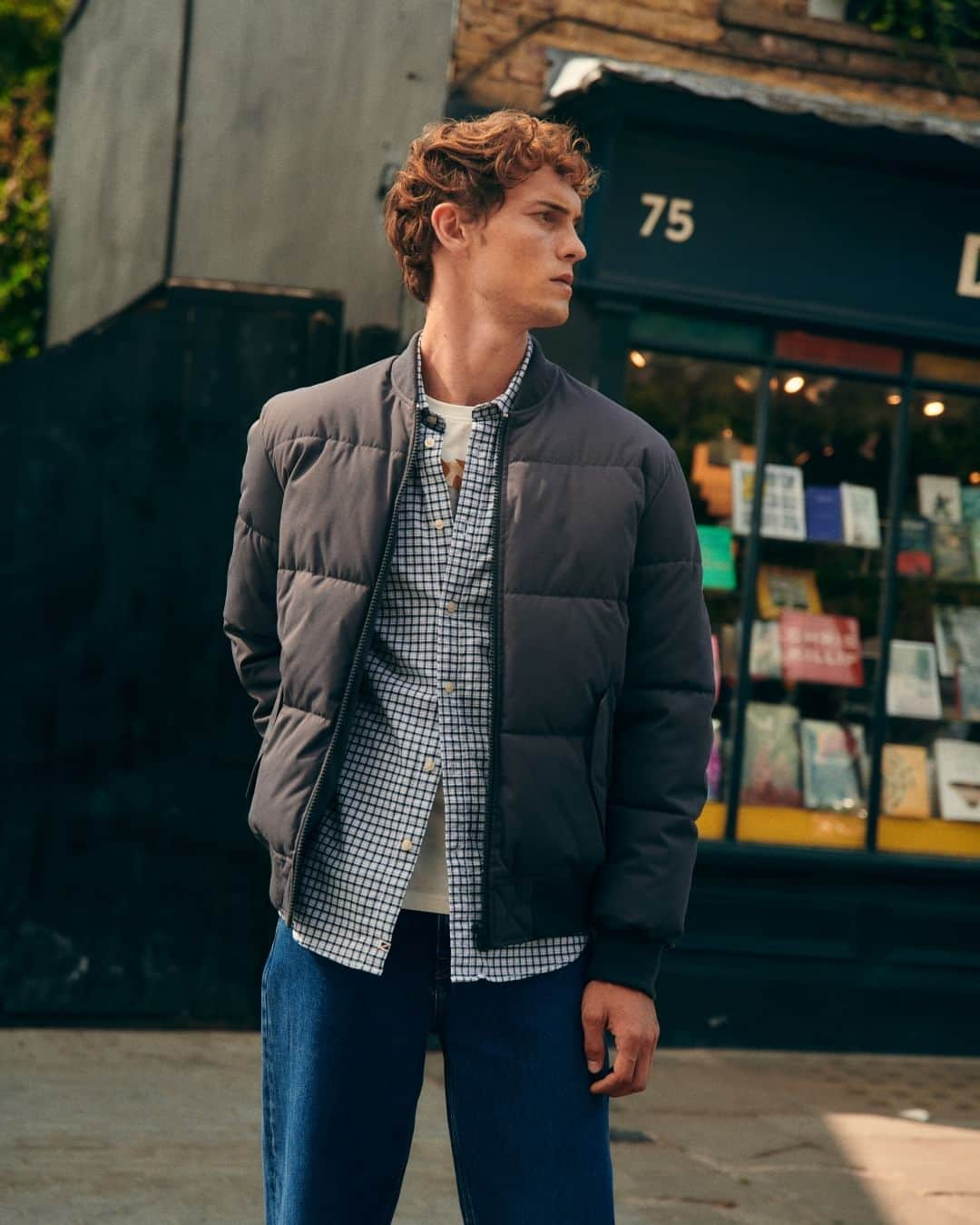 ペペジーンズのインスタグラム：「A LONDON SUNDAY RITUAL |  Looking to stay warm without compromising on style? What you need is a puffer jacket. #PepeJeansLondon #AW23」